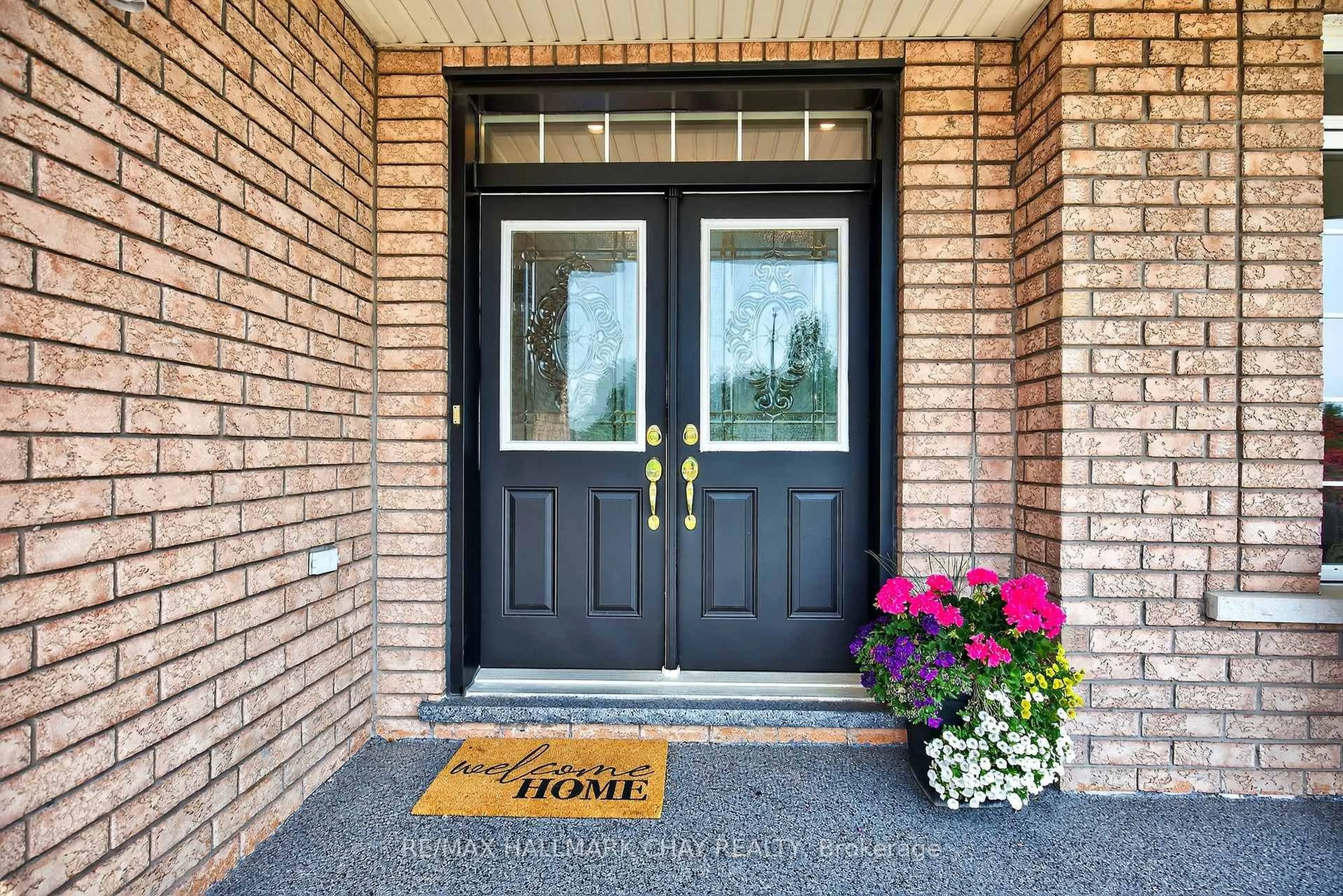 Indoor entryway for 105 The Queensway, Barrie Ontario L4M 0B2