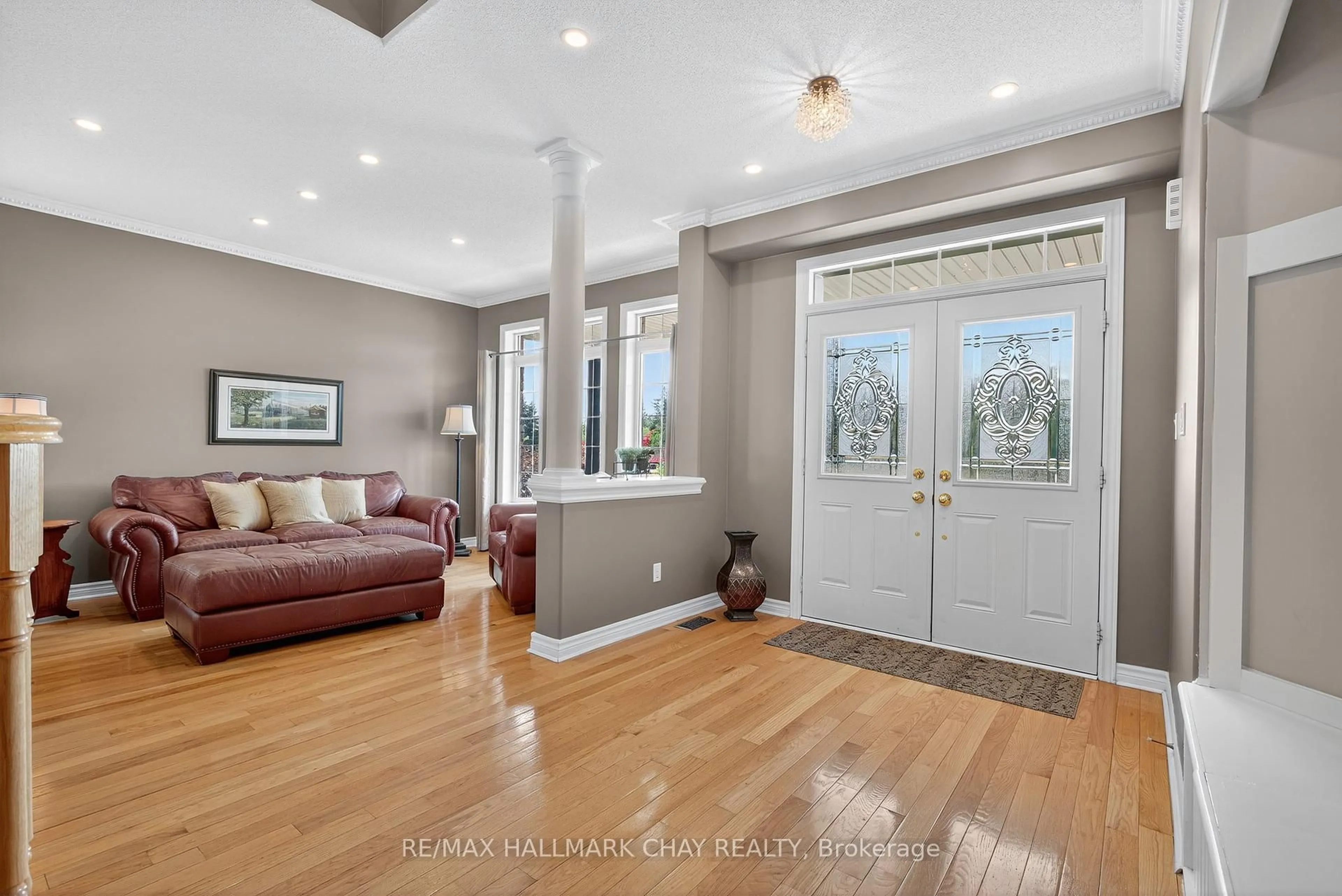 Indoor entryway for 105 The Queensway, Barrie Ontario L4M 0B2