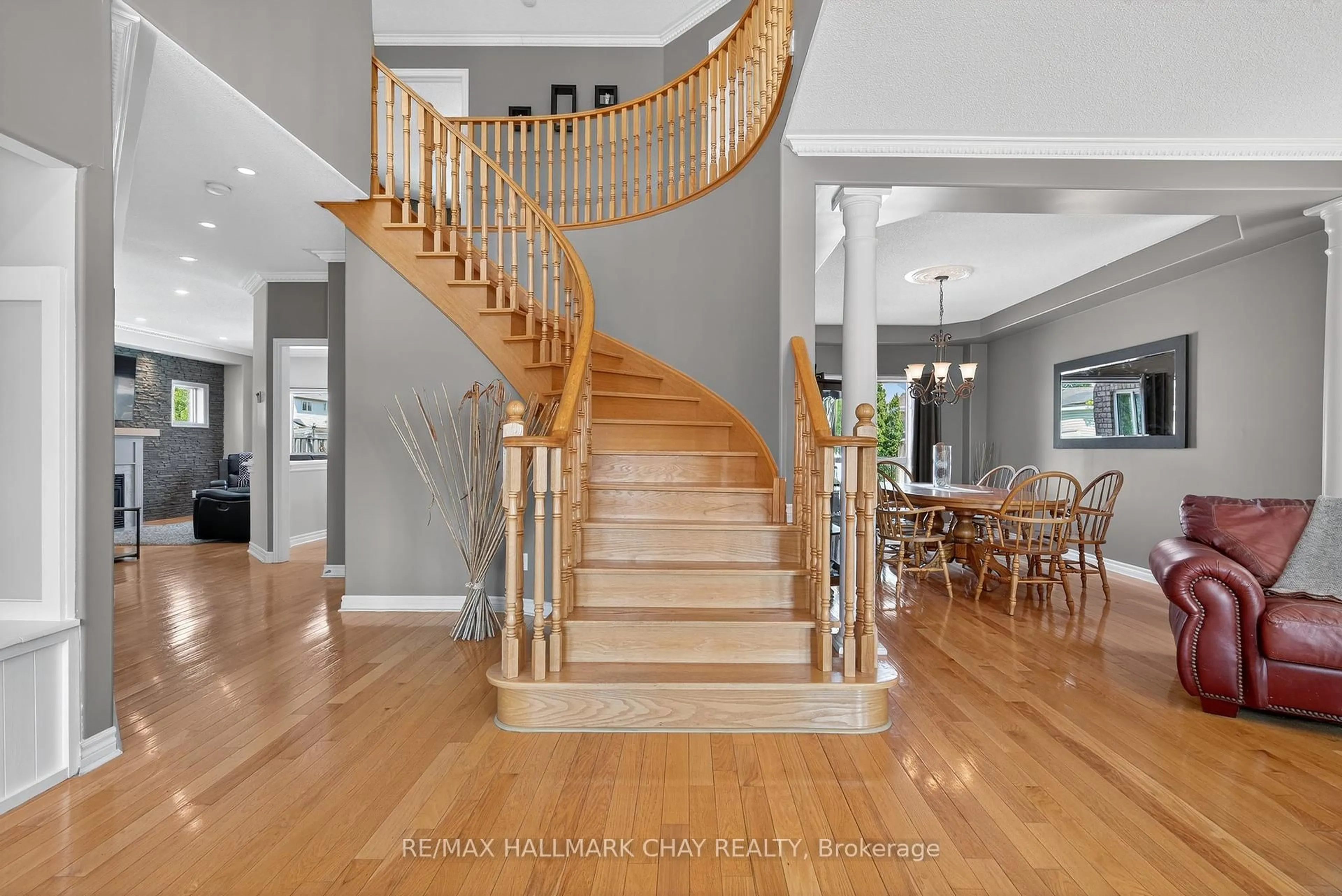Stairs for 105 The Queensway, Barrie Ontario L4M 0B2