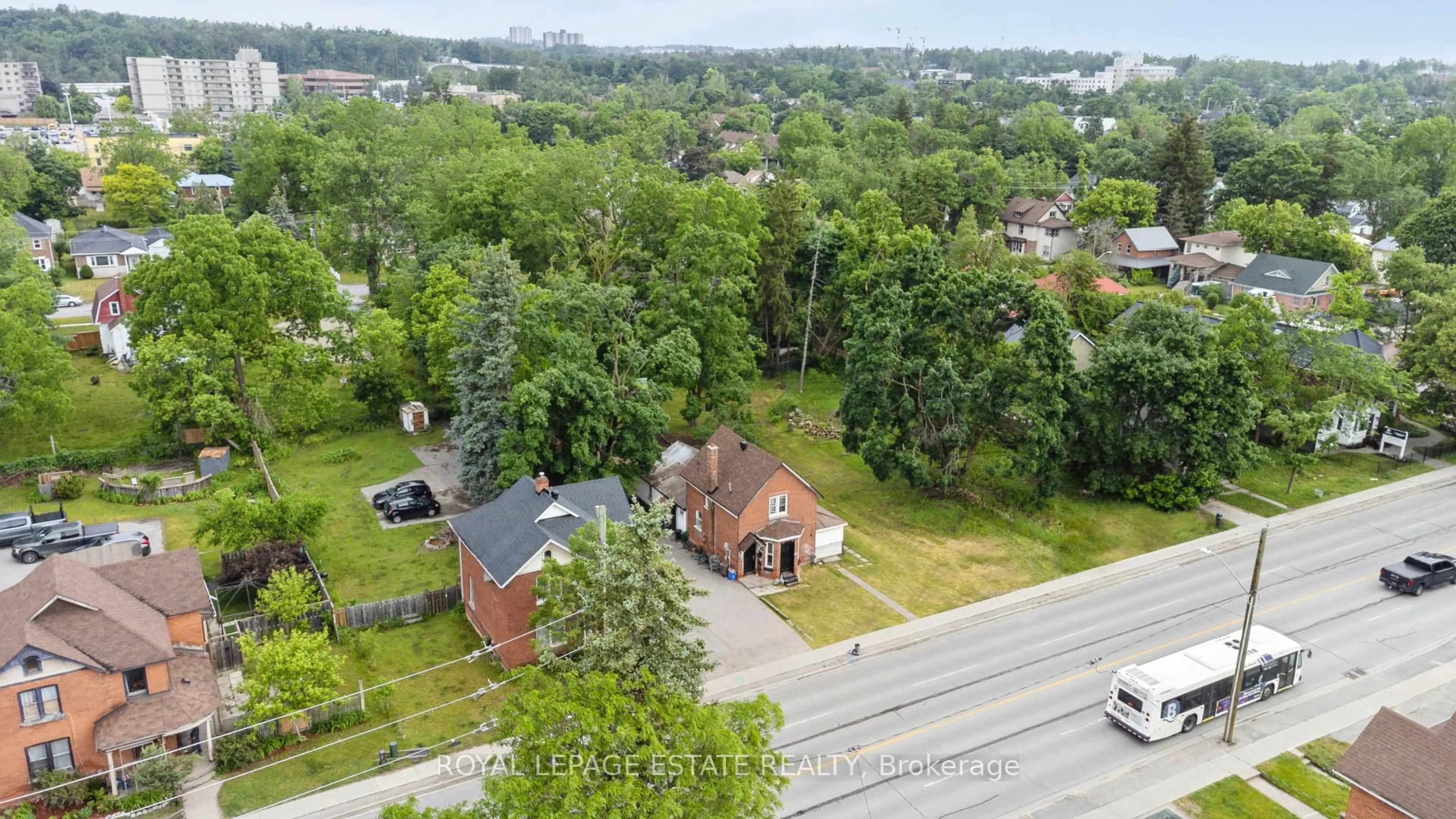 A pic from outside/outdoor area/front of a property/back of a property/a pic from drone, unknown for 226 Dunlop St, Barrie Ontario L4N 1B6