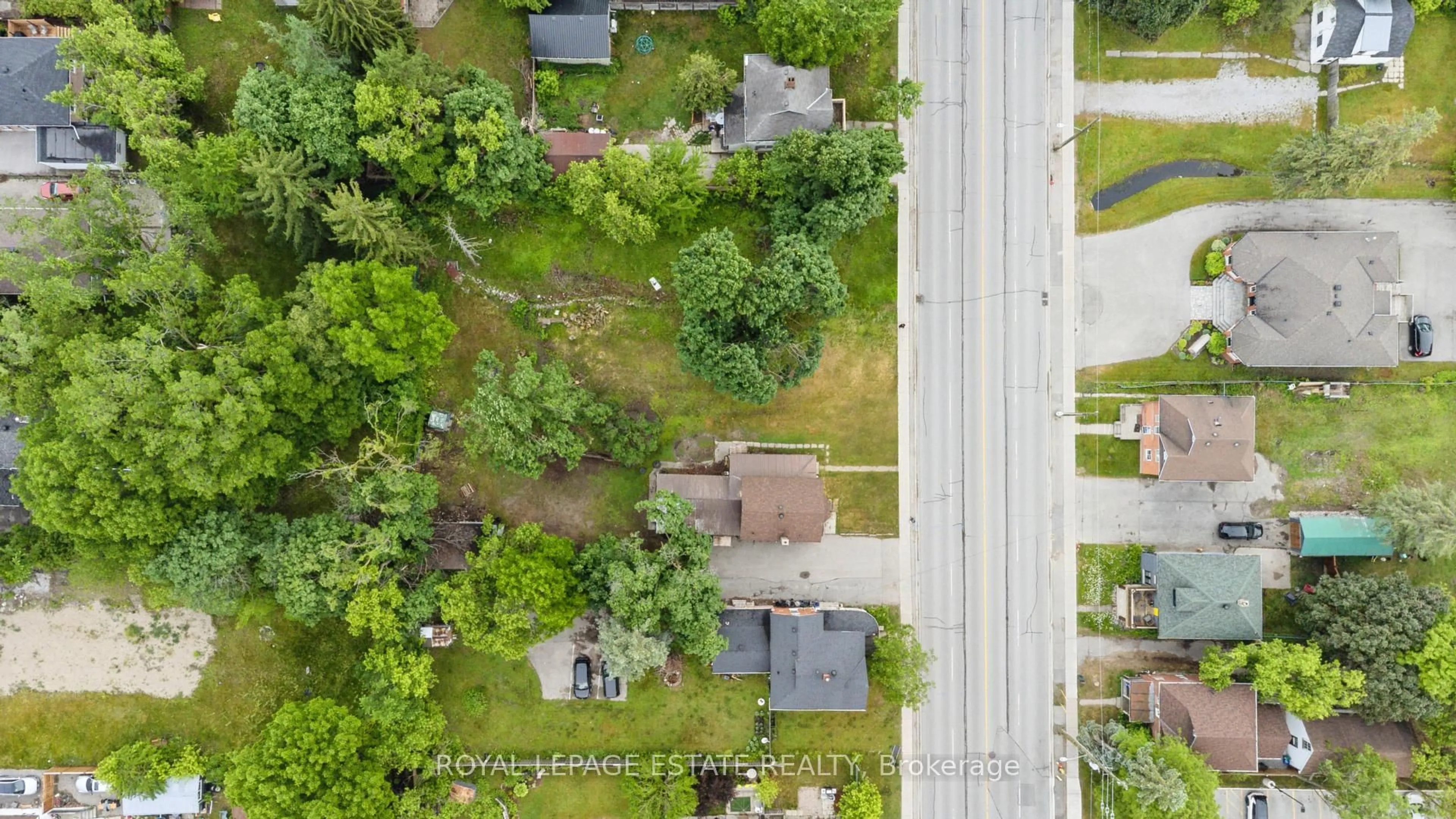 A pic from outside/outdoor area/front of a property/back of a property/a pic from drone, street for 226 Dunlop St, Barrie Ontario L4N 1B6