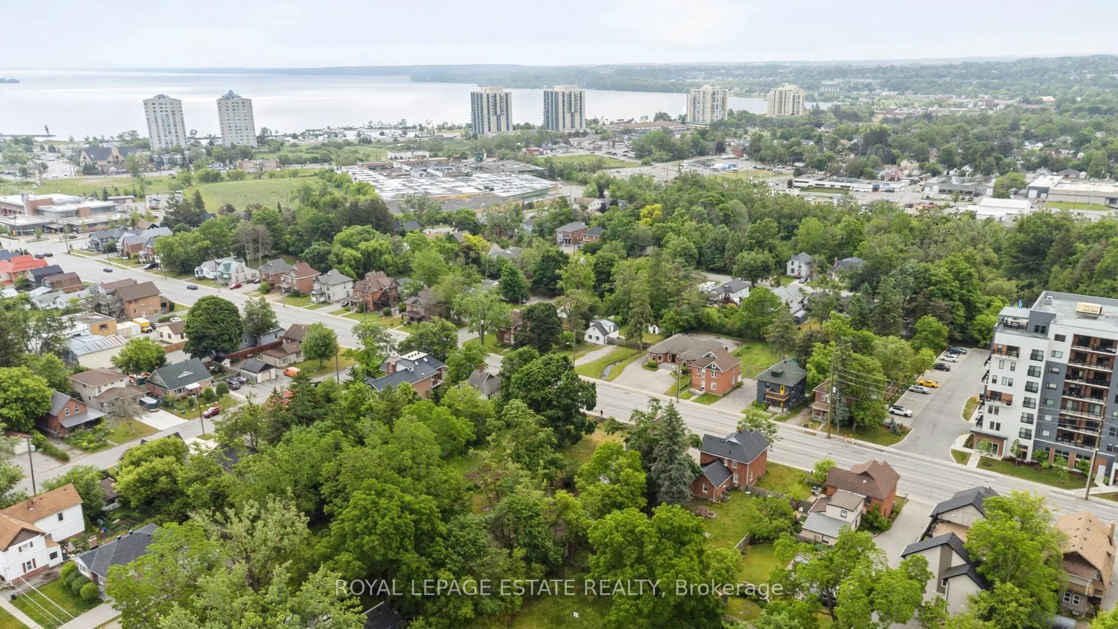 A pic from outside/outdoor area/front of a property/back of a property/a pic from drone, city buildings view from balcony for 226 Dunlop St, Barrie Ontario L4N 1B6