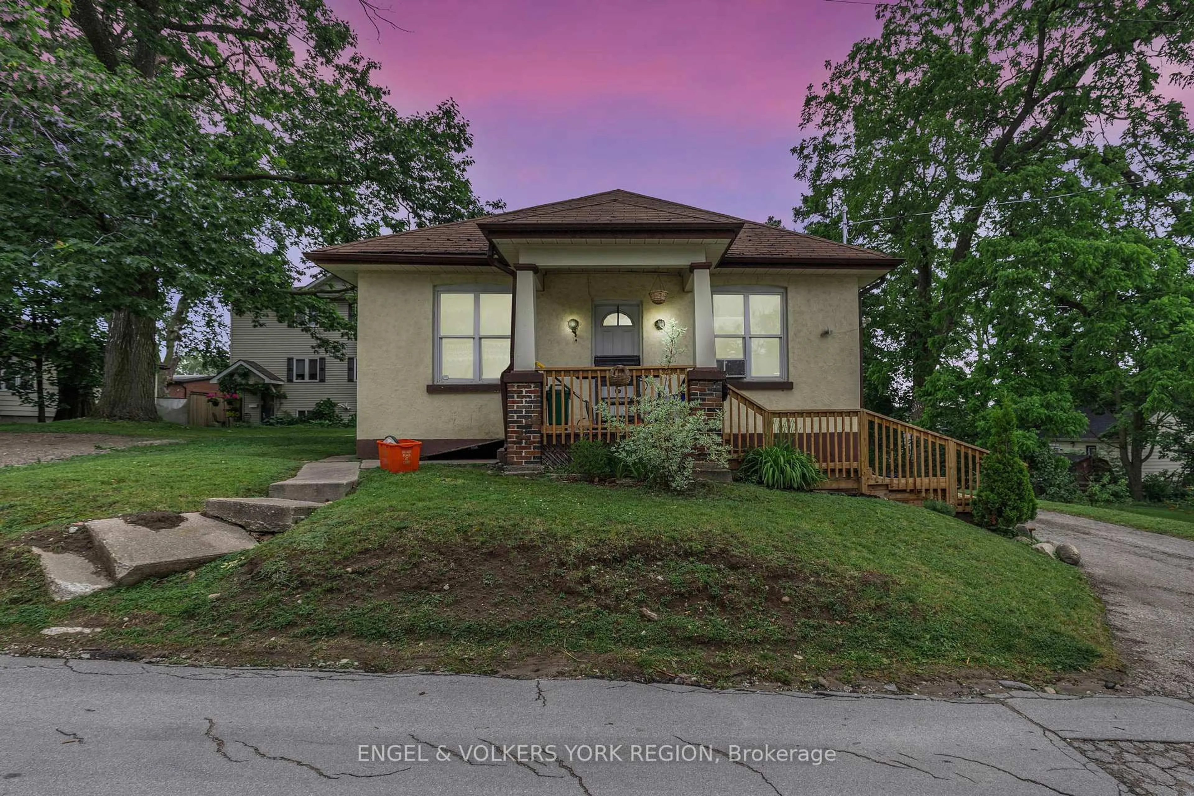 Unknown for 23 Lount St, Barrie Ontario L4M 3E3