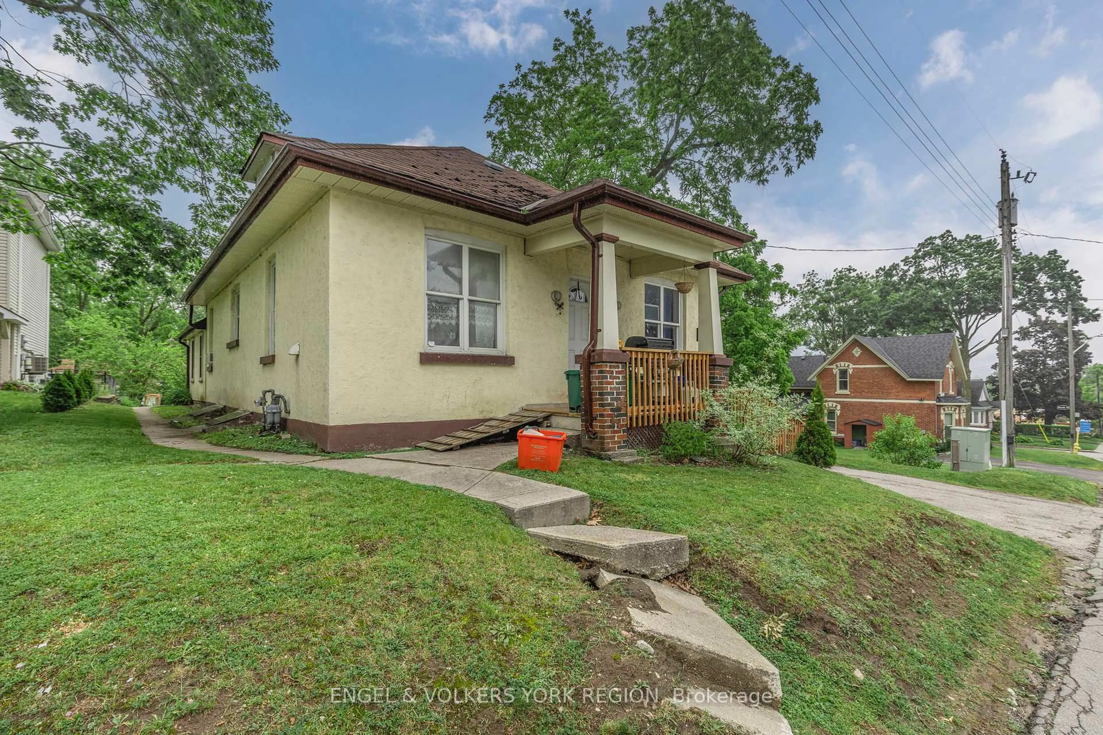 Unknown for 23 Lount St, Barrie Ontario L4M 3E3
