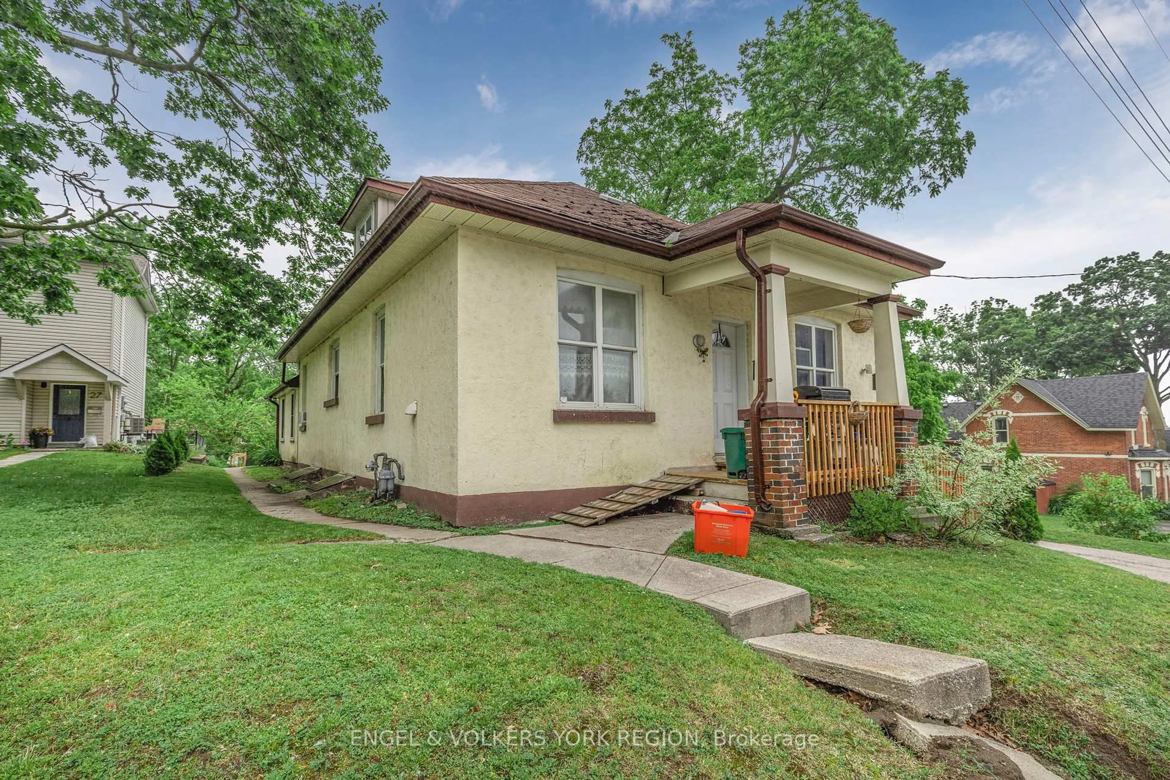 Home with brick exterior material, building for 23 Lount St, Barrie Ontario L4M 3E3