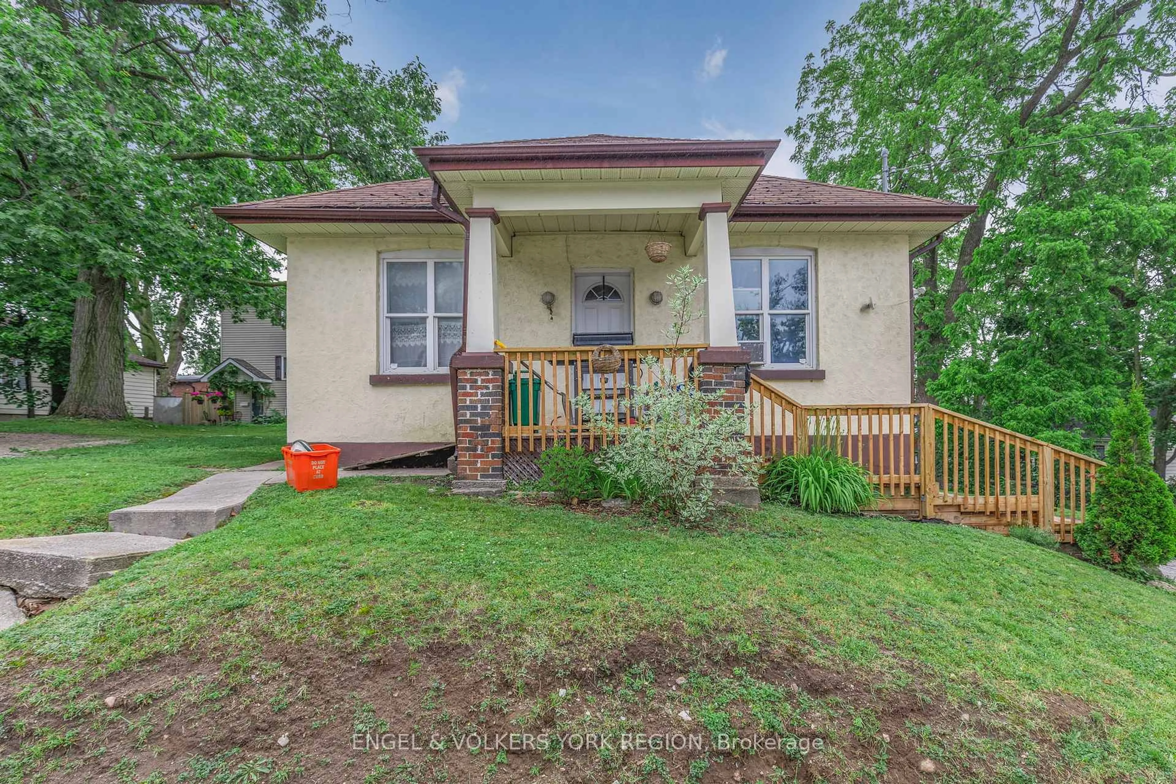 Unknown for 23 Lount St, Barrie Ontario L4M 3E3