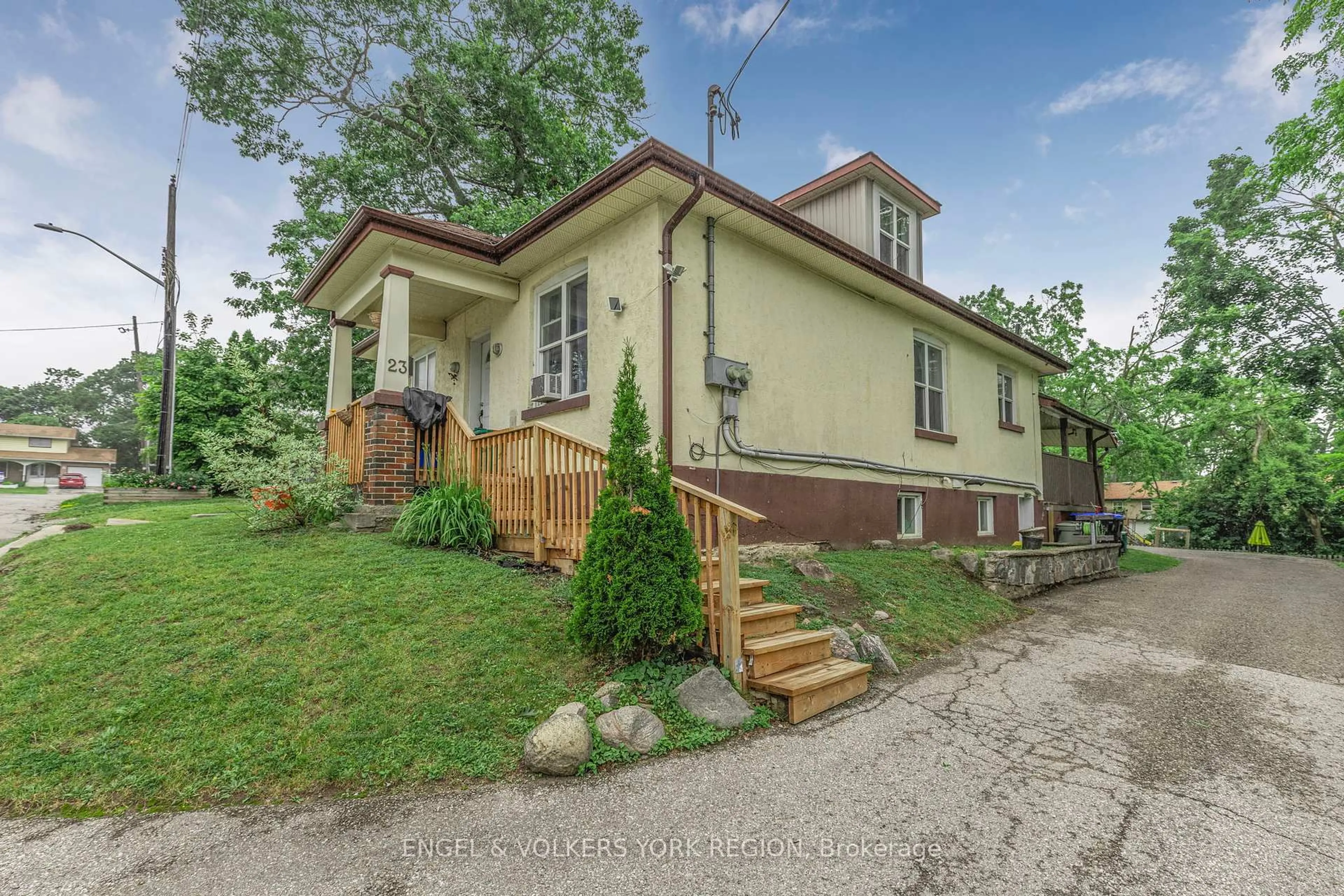 Unknown for 23 Lount St, Barrie Ontario L4M 3E3