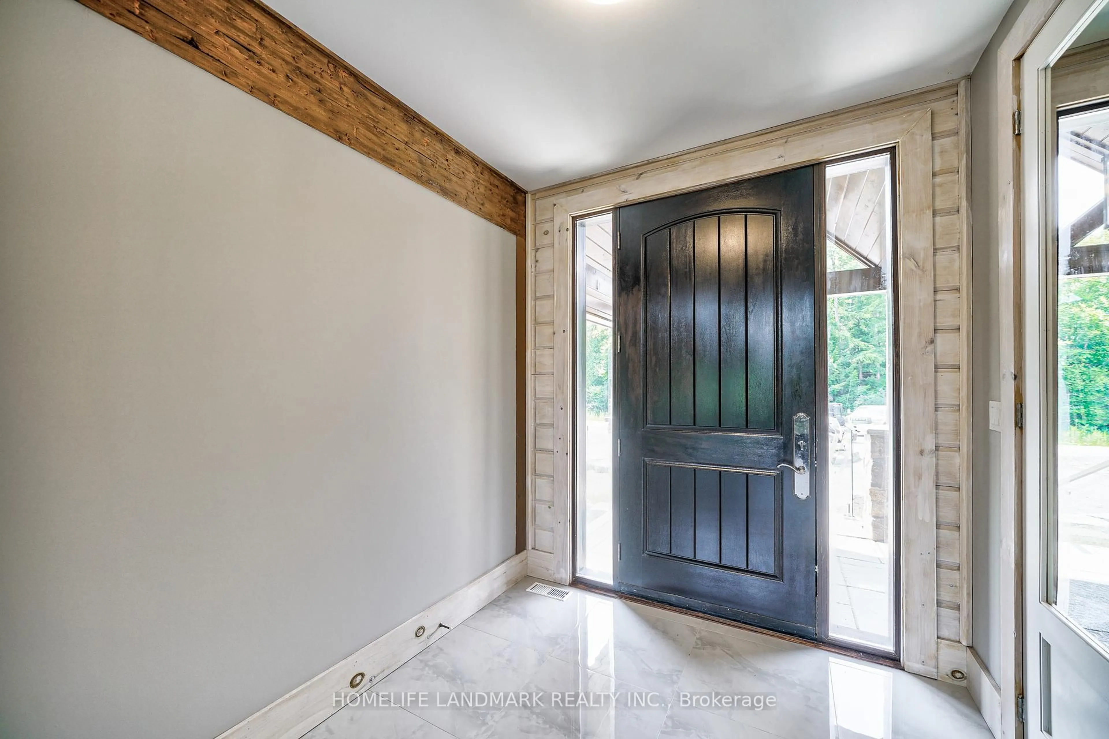 Indoor entryway for 350 CONCESSION 7 Rd, Tiny Ontario L4R 0E3