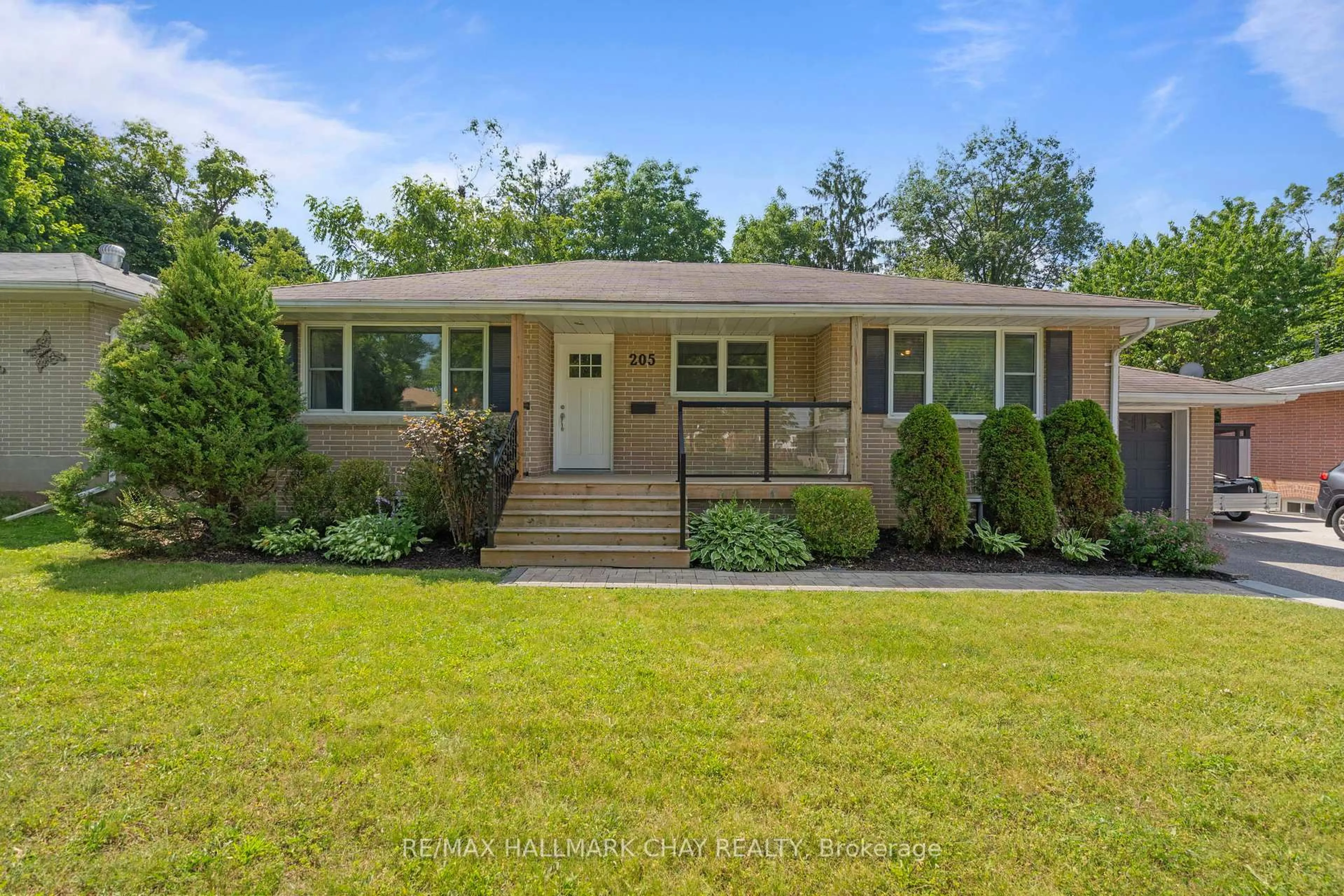 Home with vinyl exterior material, street for 205 Wellington St, Barrie Ontario L4M 2C9
