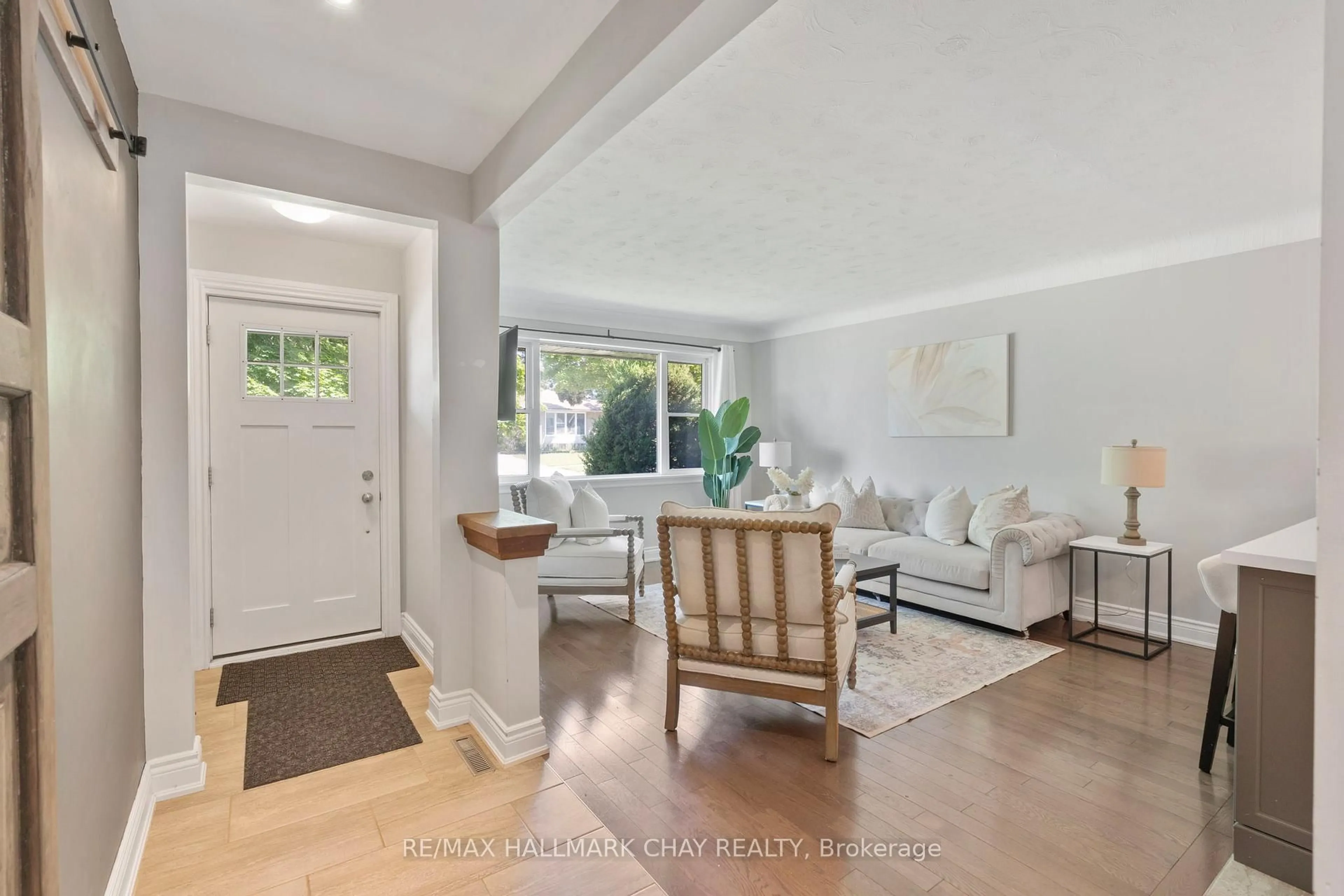 Indoor entryway for 205 Wellington St, Barrie Ontario L4M 2C9