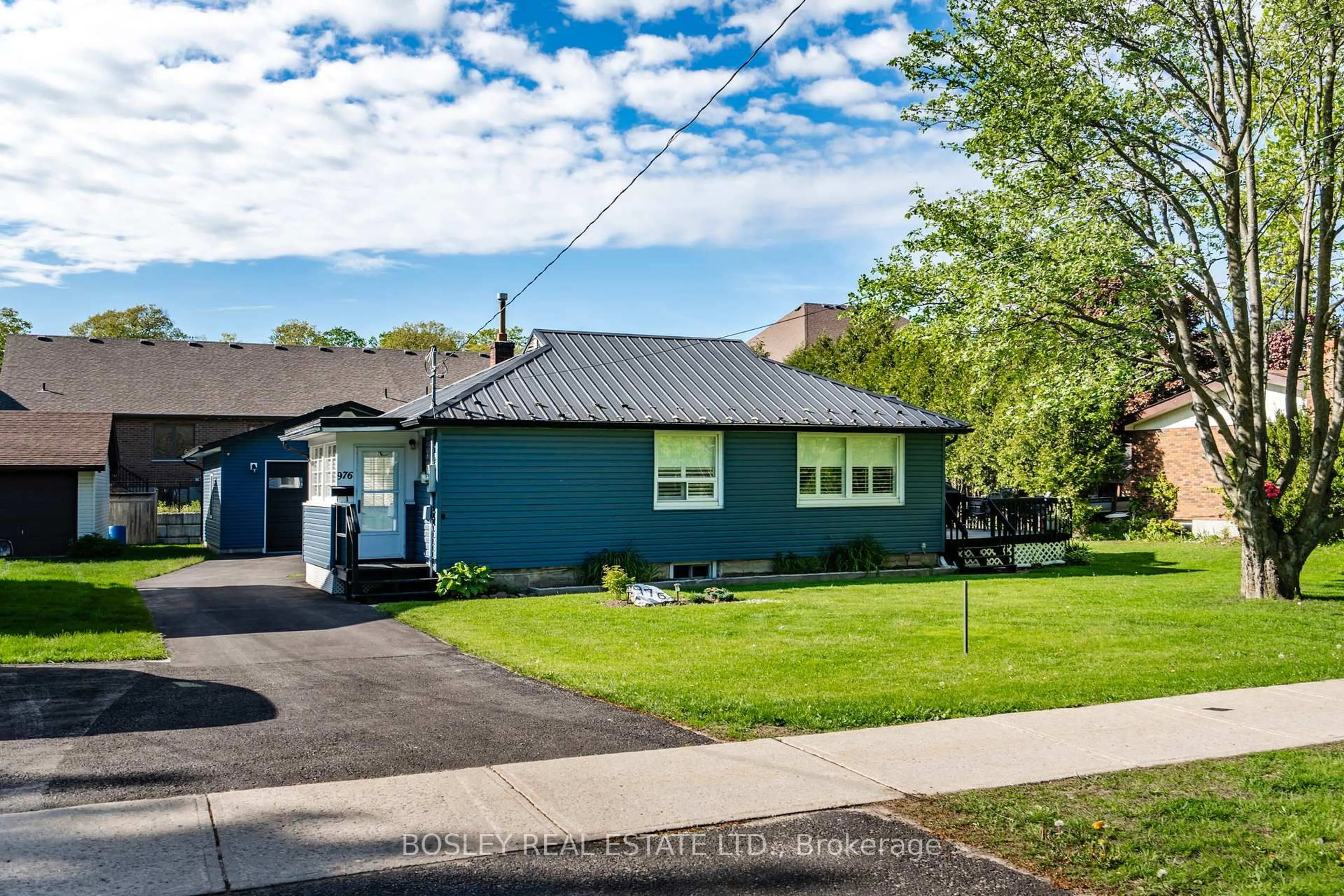 A pic from outside/outdoor area/front of a property/back of a property/a pic from drone, street for 976 Yonge St, Midland Ontario L4R 2E7
