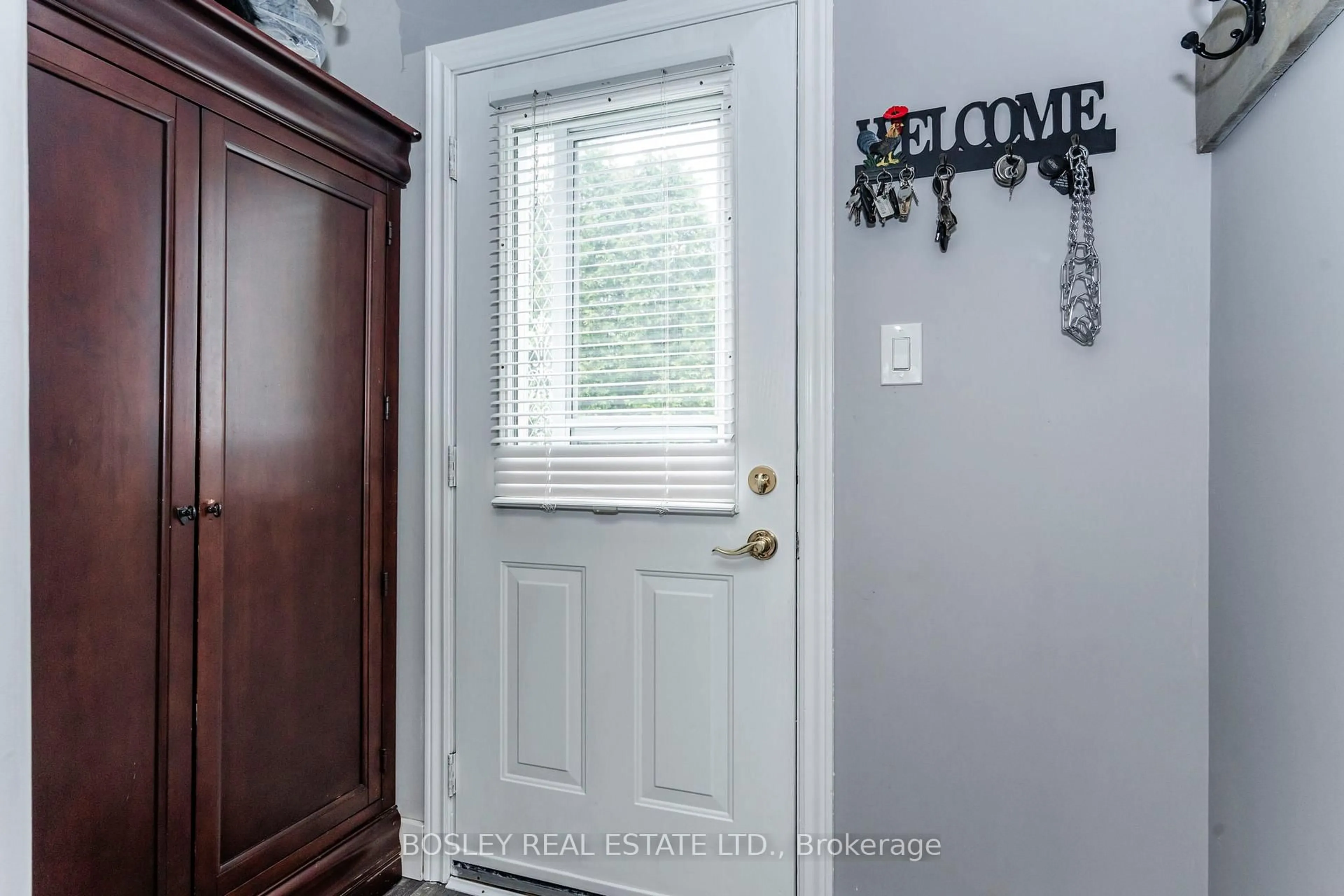 Indoor entryway for 976 Yonge St, Midland Ontario L4R 2E7