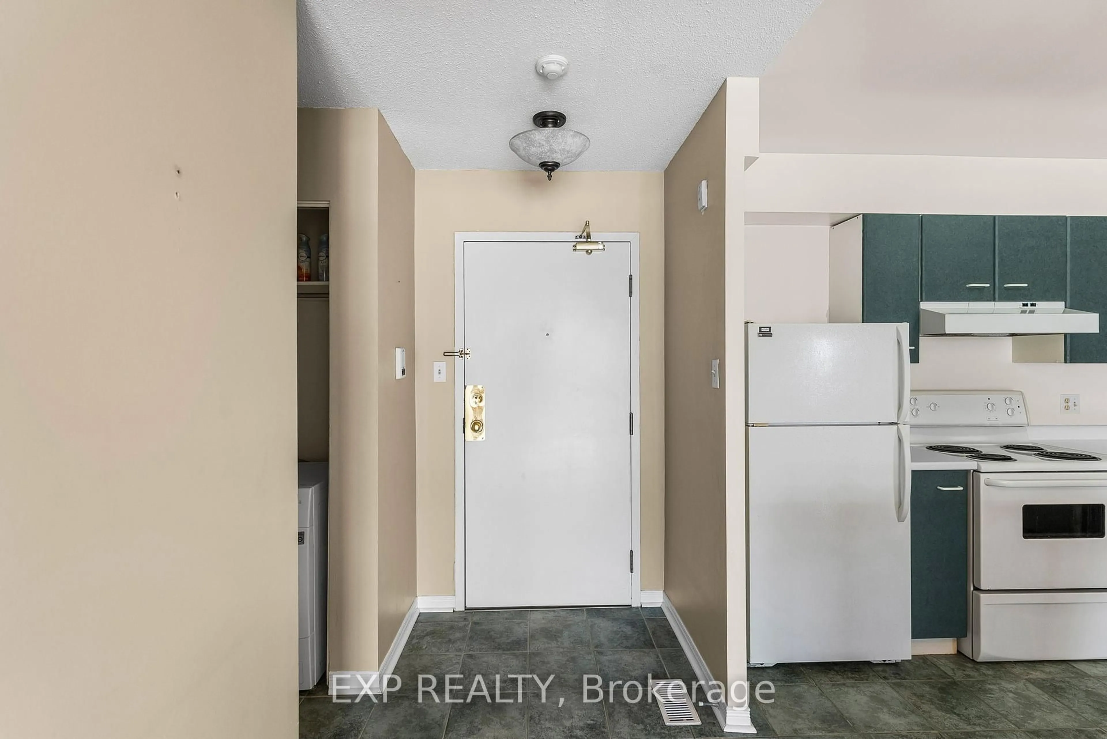 Indoor entryway for 120 Bell Farm Rd #202, Barrie Ontario L4M 6J2