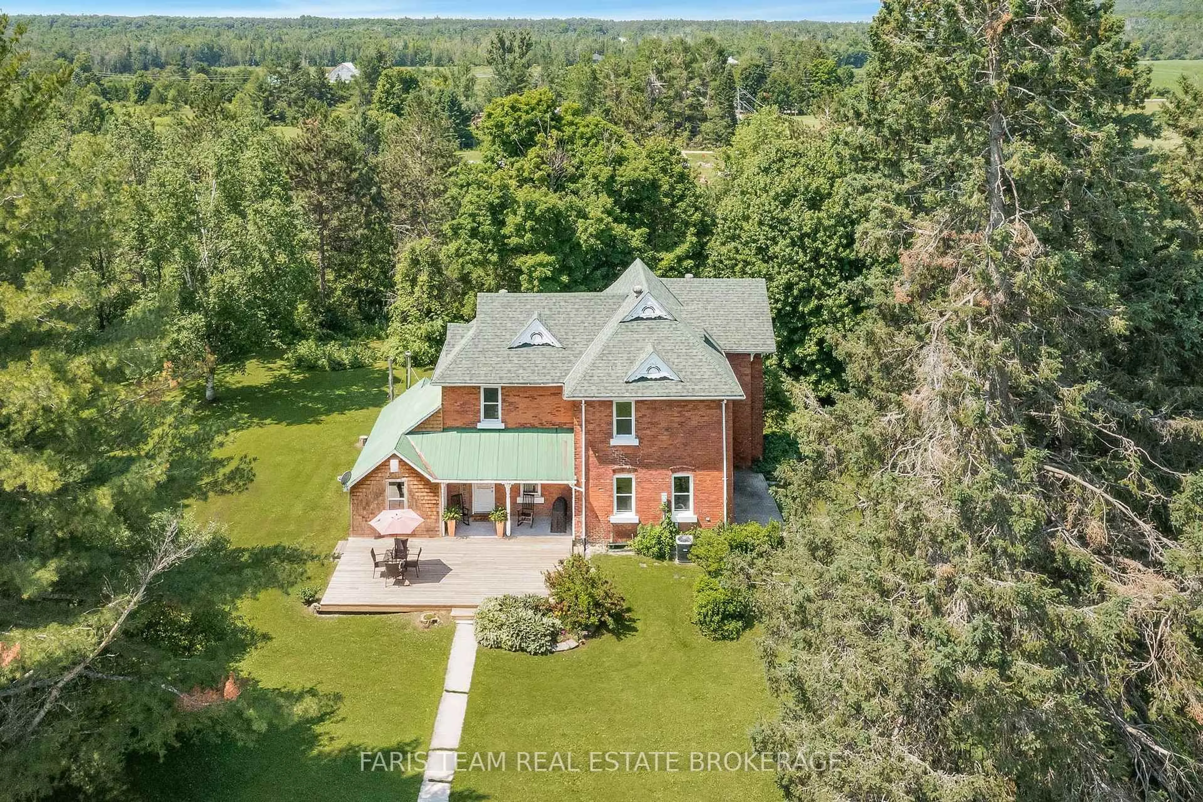 A pic from outside/outdoor area/front of a property/back of a property/a pic from drone, building for 323 Warminster Sdrd, Oro-Medonte Ontario L0K 1E0