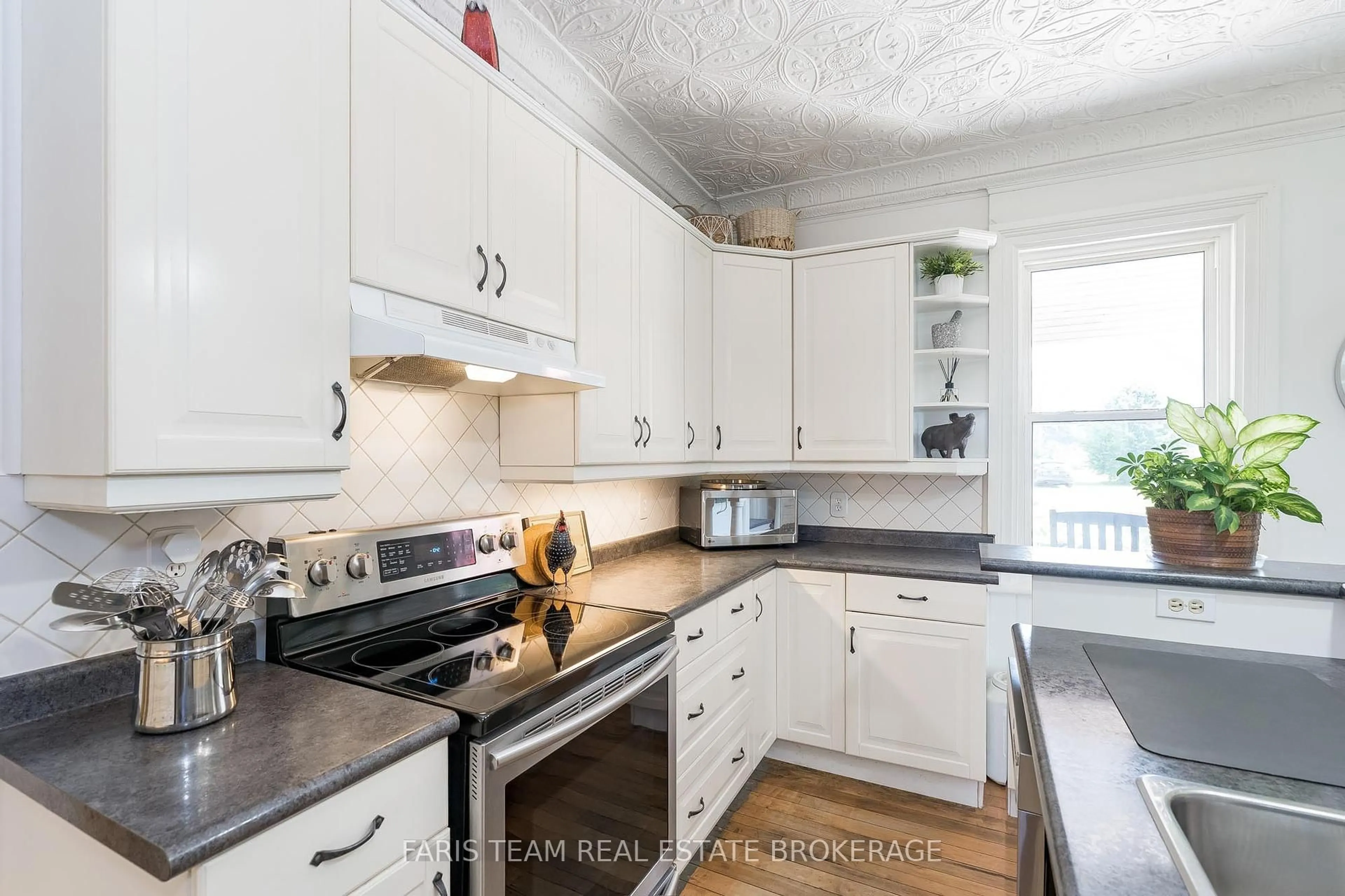 Standard kitchen, unknown for 323 Warminster Sdrd, Oro-Medonte Ontario L0K 1E0