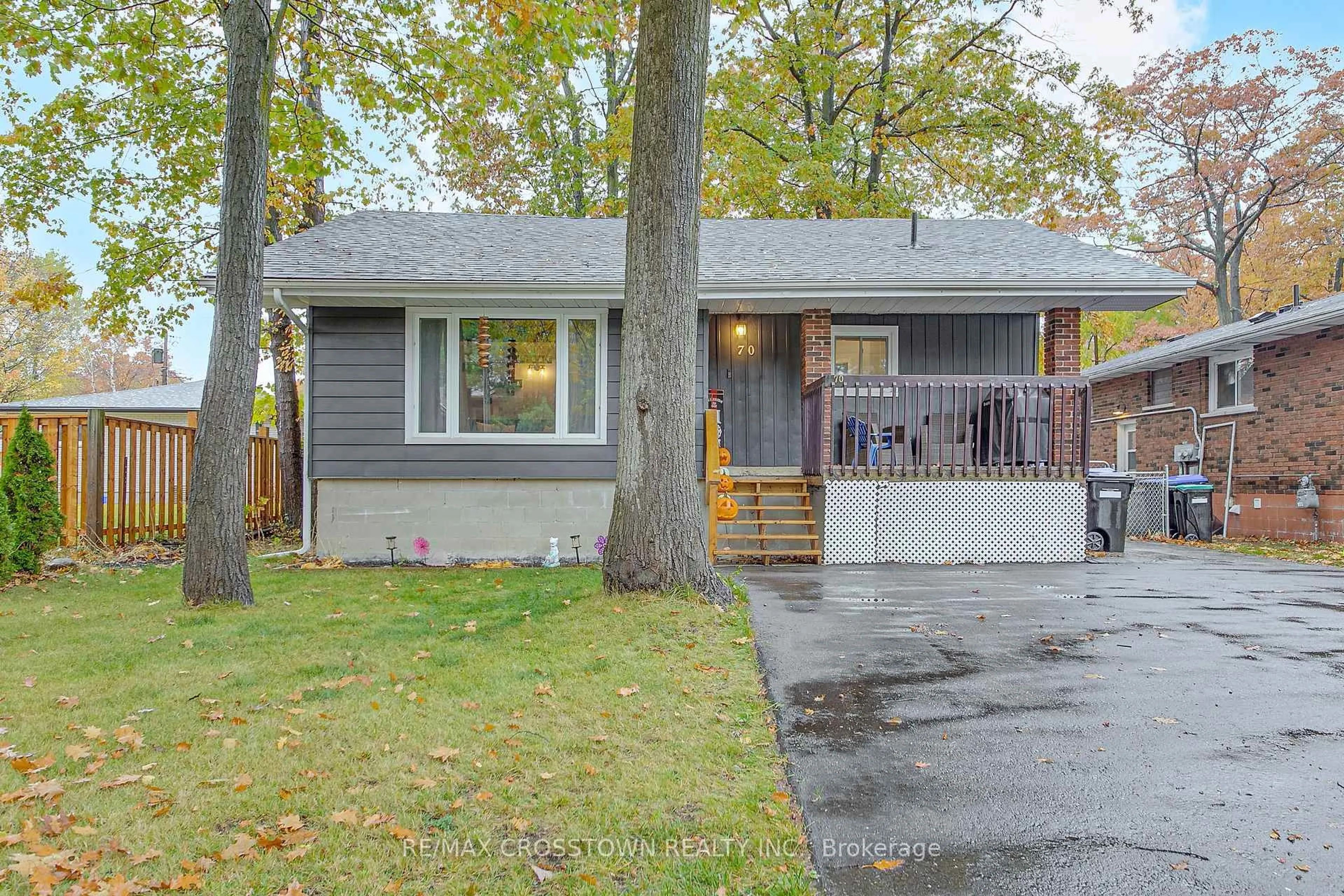 Home with vinyl exterior material, street for 70 Knox Rd, Wasaga Beach Ontario L9Z 2A8