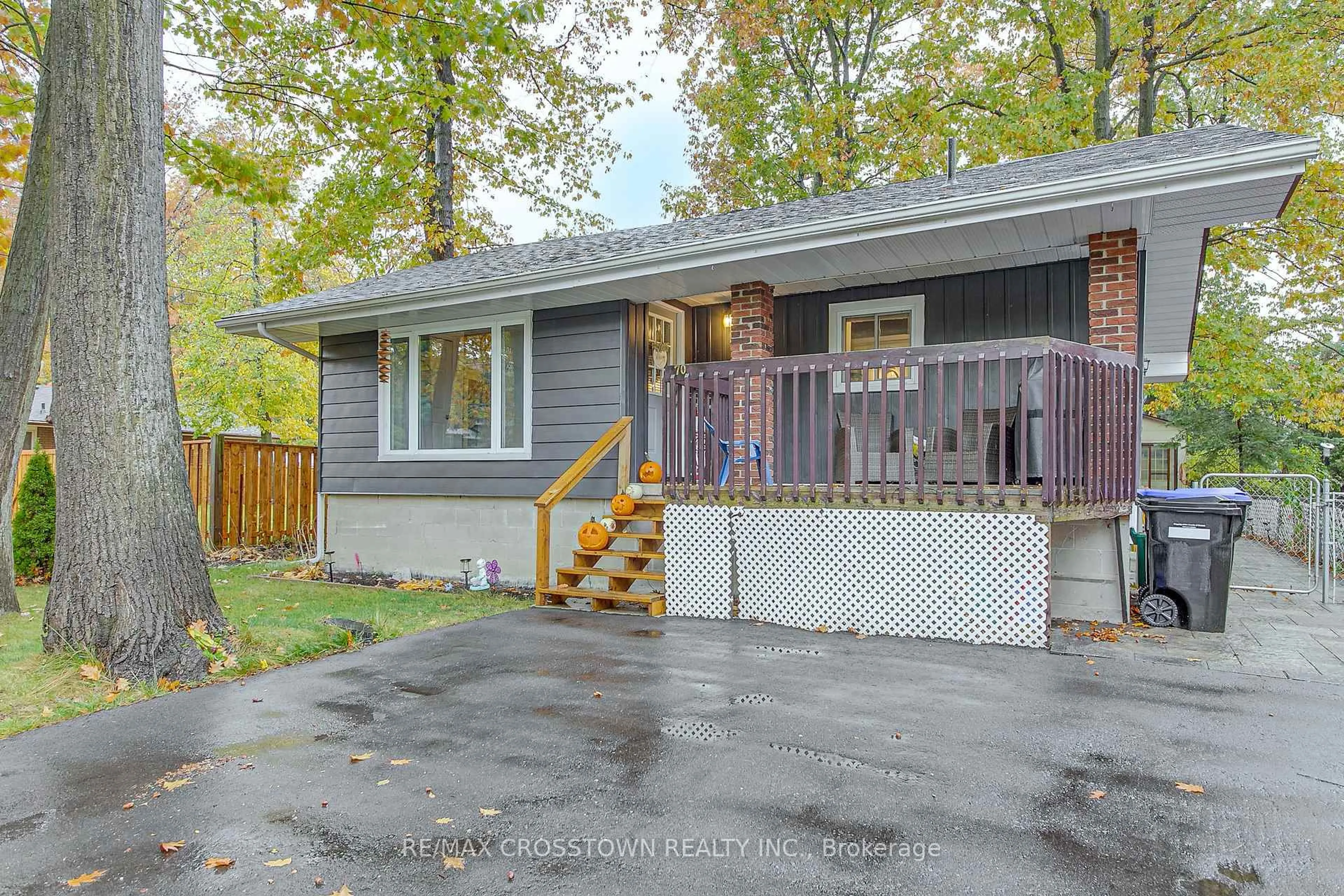 Home with vinyl exterior material, street for 70 Knox Rd, Wasaga Beach Ontario L9Z 2A8