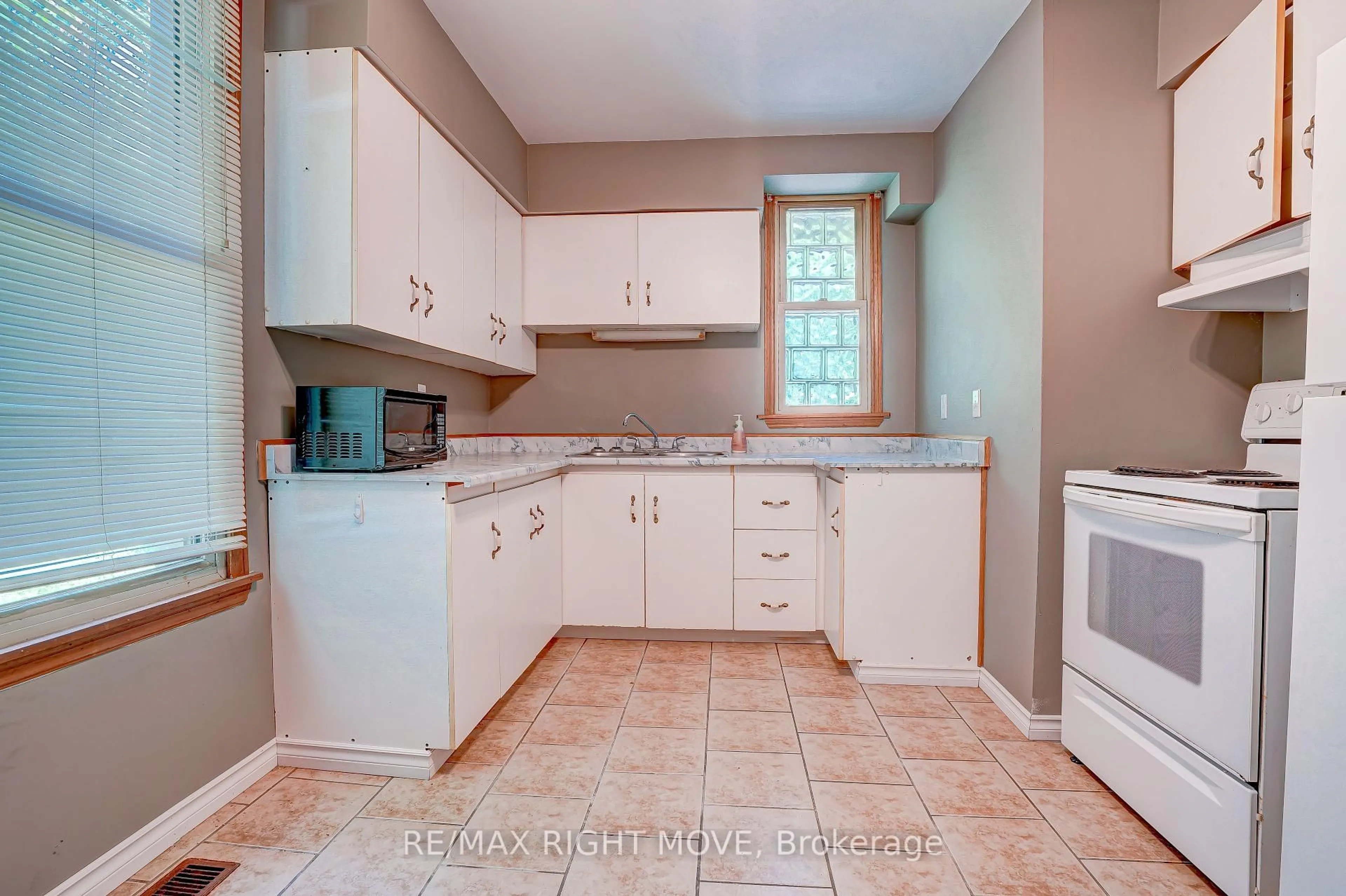 Standard kitchen, ceramic/tile floor for 104 Nottawasaga St, Orillia Ontario L3V 3J6