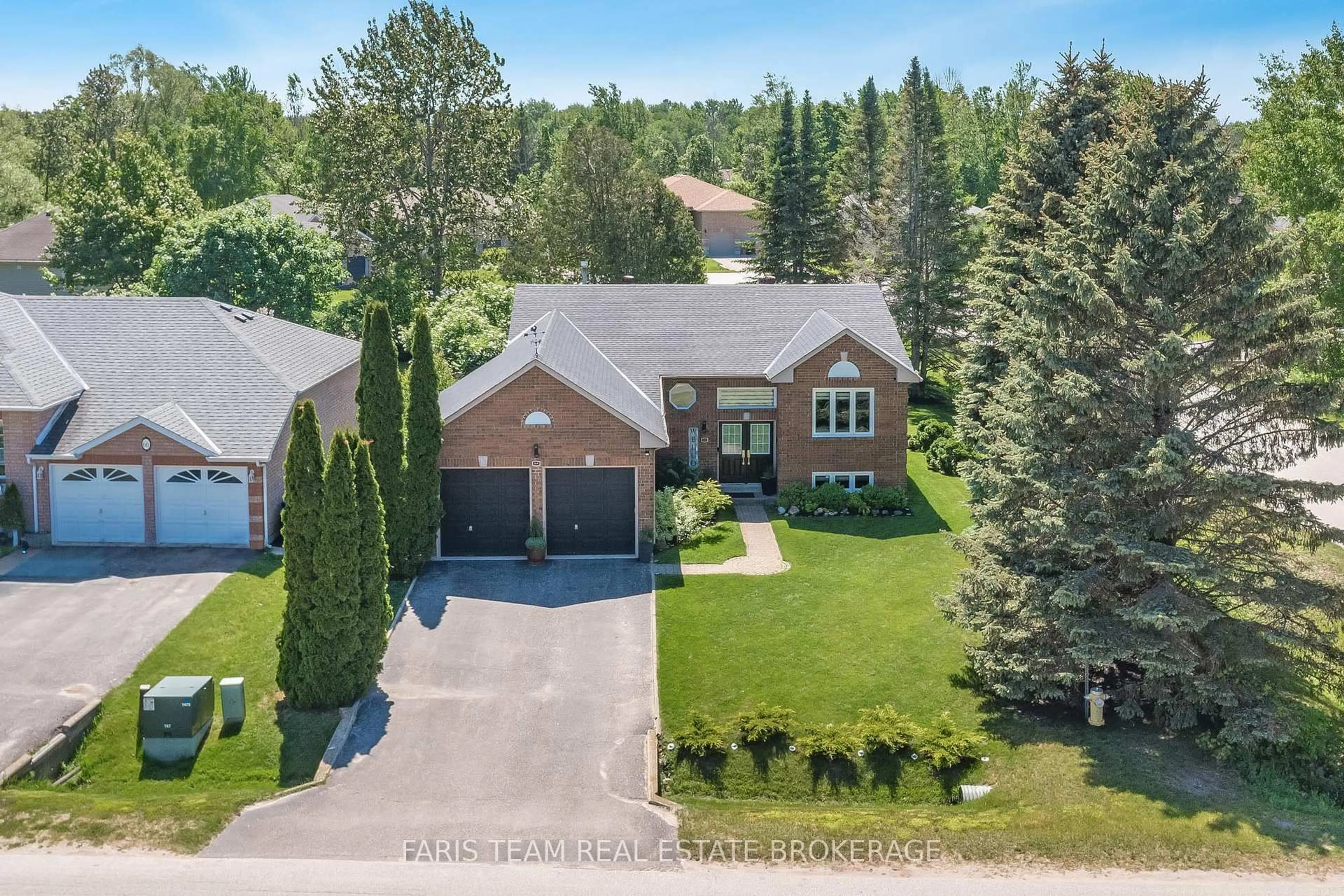 A pic from outside/outdoor area/front of a property/back of a property/a pic from drone, street for 64 Royal Beech Dr, Wasaga Beach Ontario L9Z 1H3
