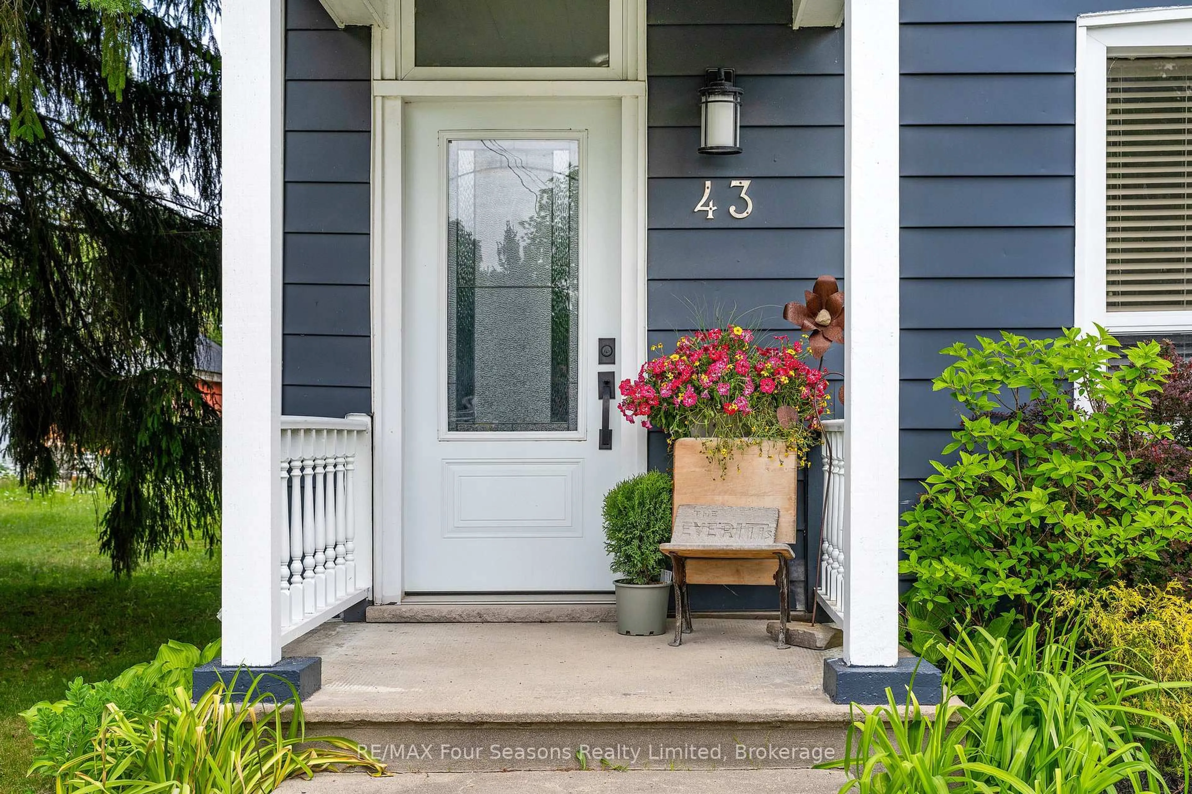 Indoor entryway for 43 Cedar St, Collingwood Ontario L9Y 3A4