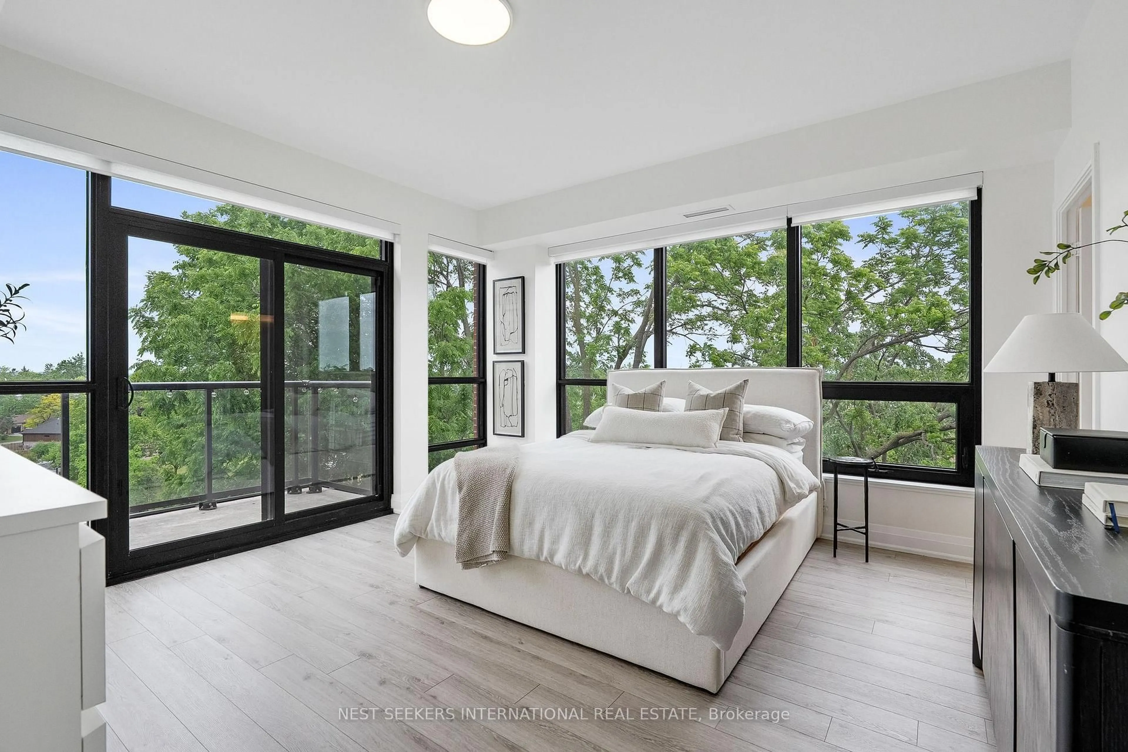 Bedroom with bed, unknown for 681 Yonge St #404, Barrie Ontario L4N 4E8