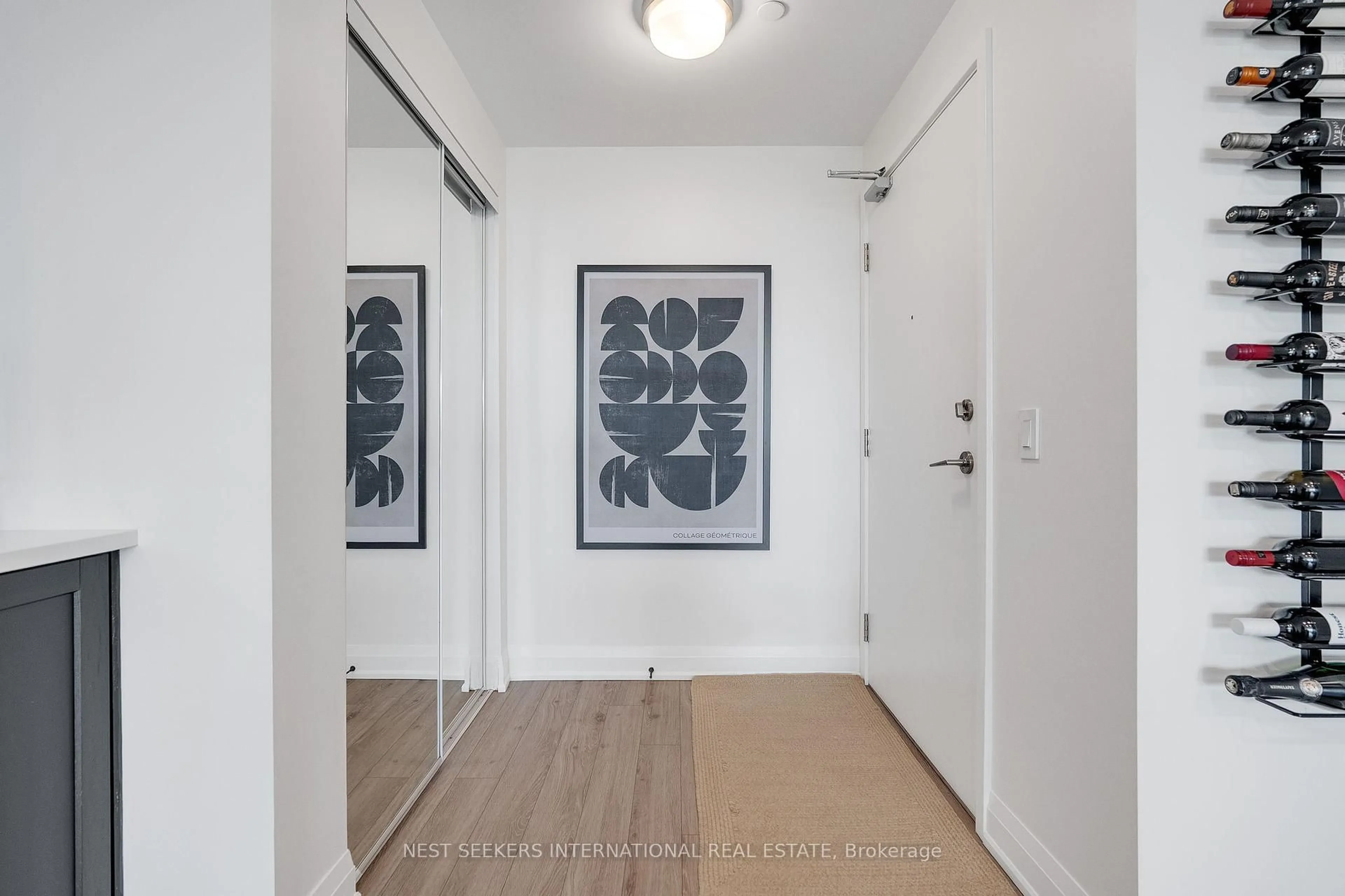 Indoor entryway for 681 Yonge St #404, Barrie Ontario L4N 4E8