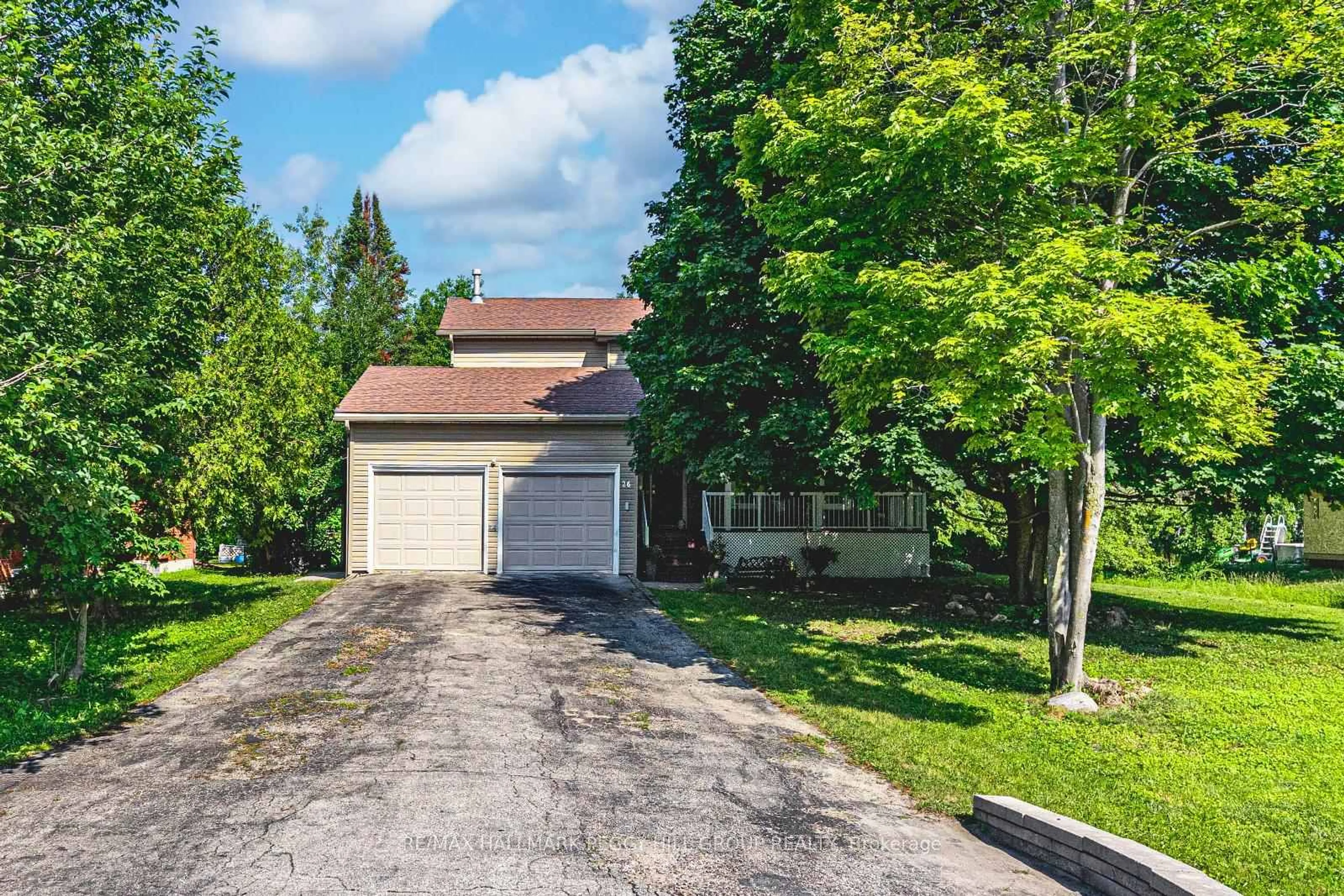 A pic from outside/outdoor area/front of a property/back of a property/a pic from drone, street for 26 Royal Beech Dr, Wasaga Beach Ontario L9Z 1H1