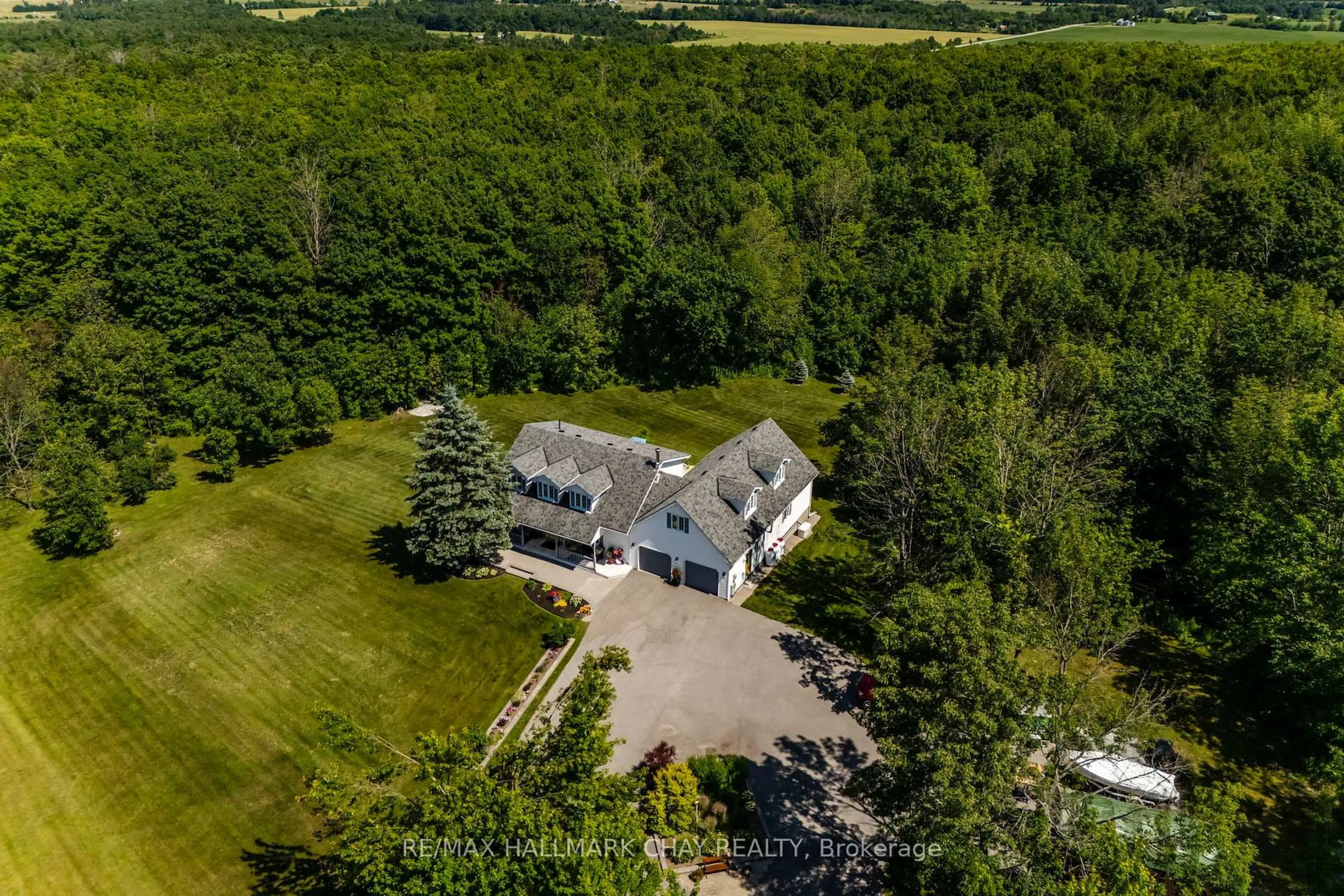 A pic from outside/outdoor area/front of a property/back of a property/a pic from drone, unknown for 403 Moonstone Rd, Oro-Medonte Ontario L0K 1N0