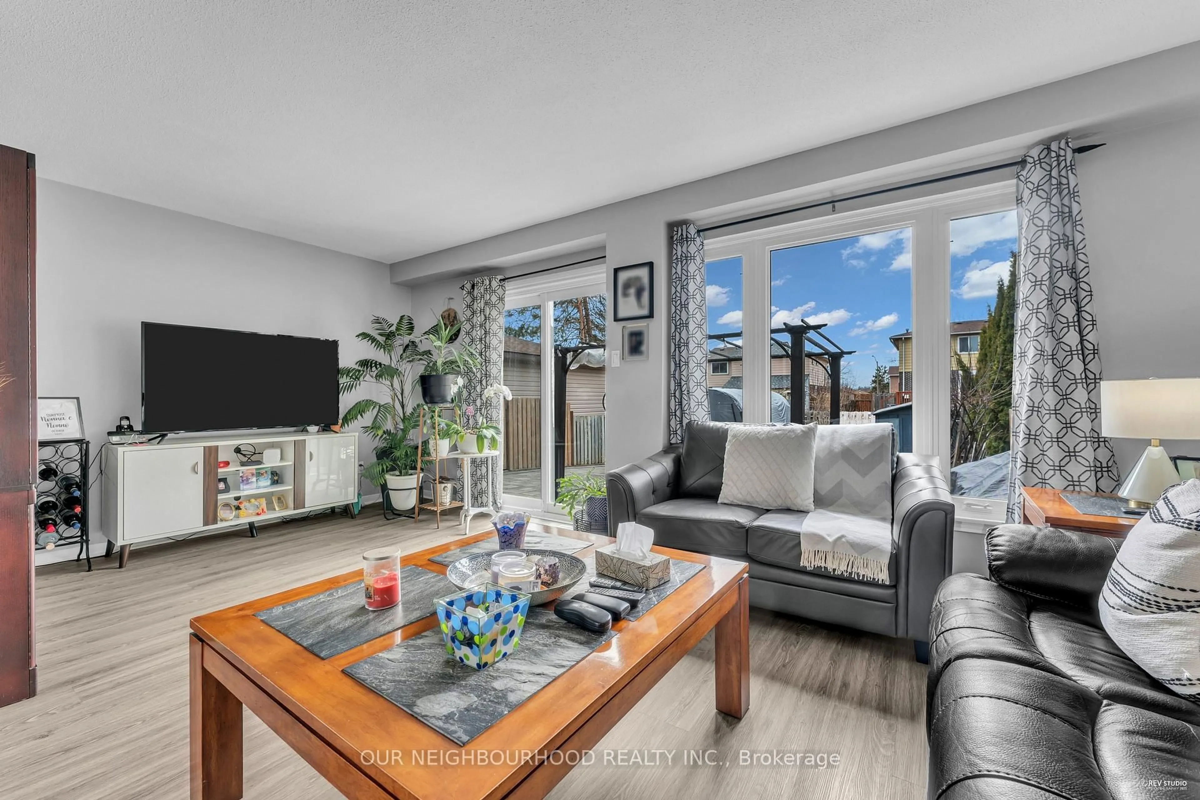 Living room with furniture, unknown for 89 Chaucer Cres, Barrie Ontario L4N 4T8