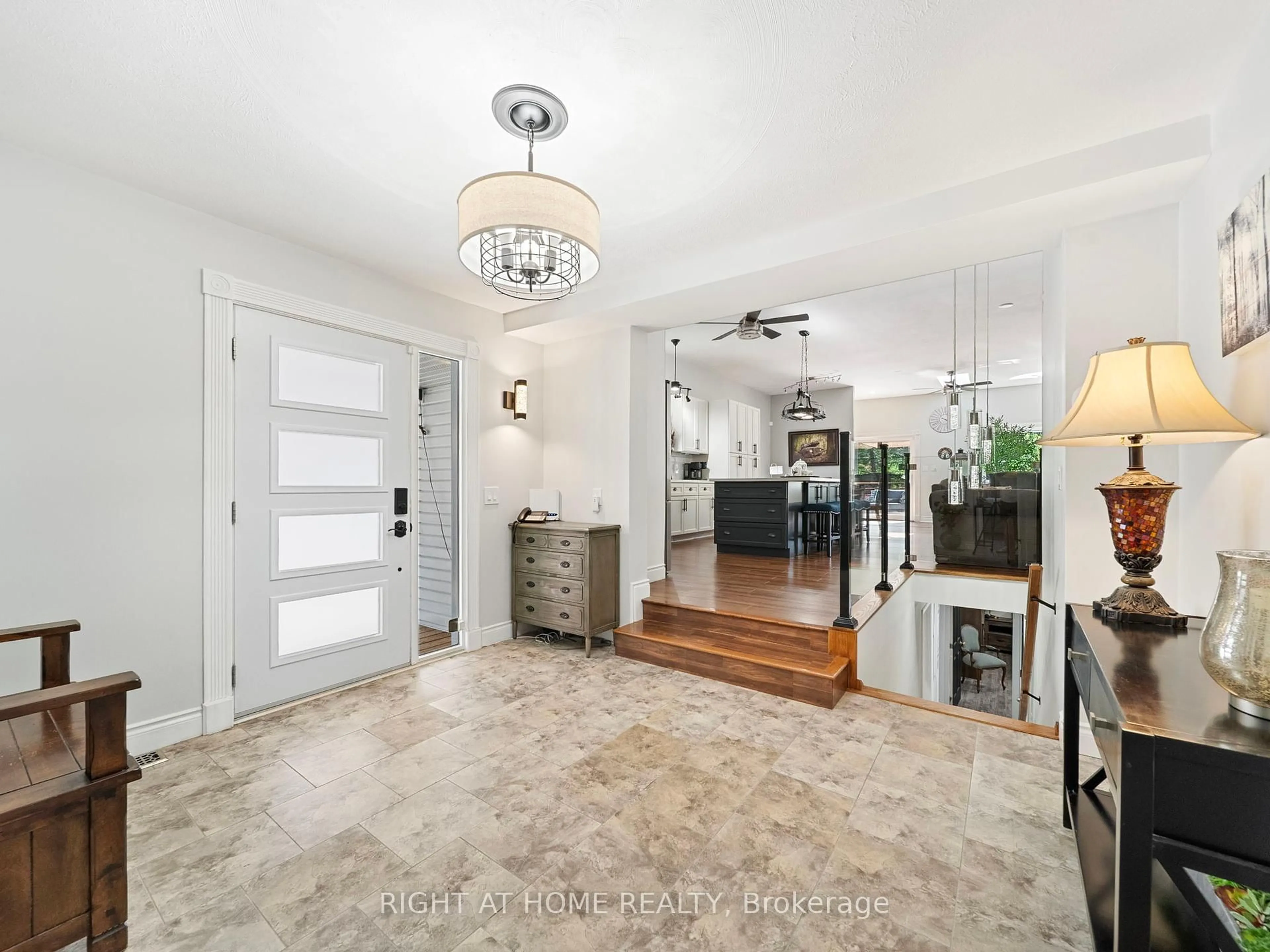 Indoor entryway for 445 Peter St, Orillia Ontario L3V 5A6