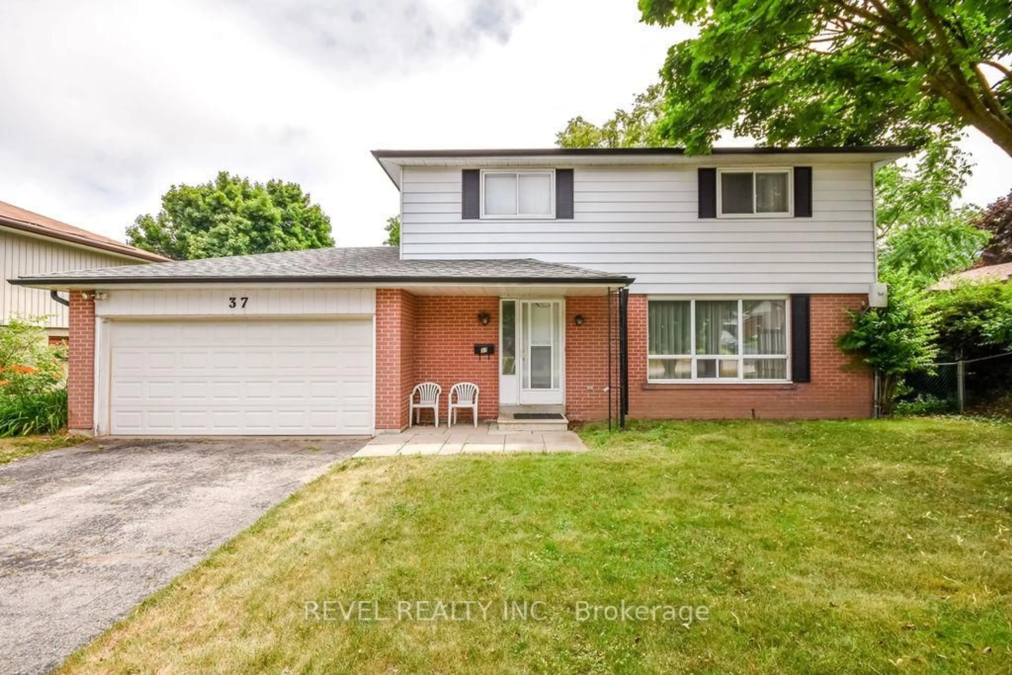 Home with brick exterior material, street for 37 Broadmoor Ave, Barrie Ontario L4N 3N3