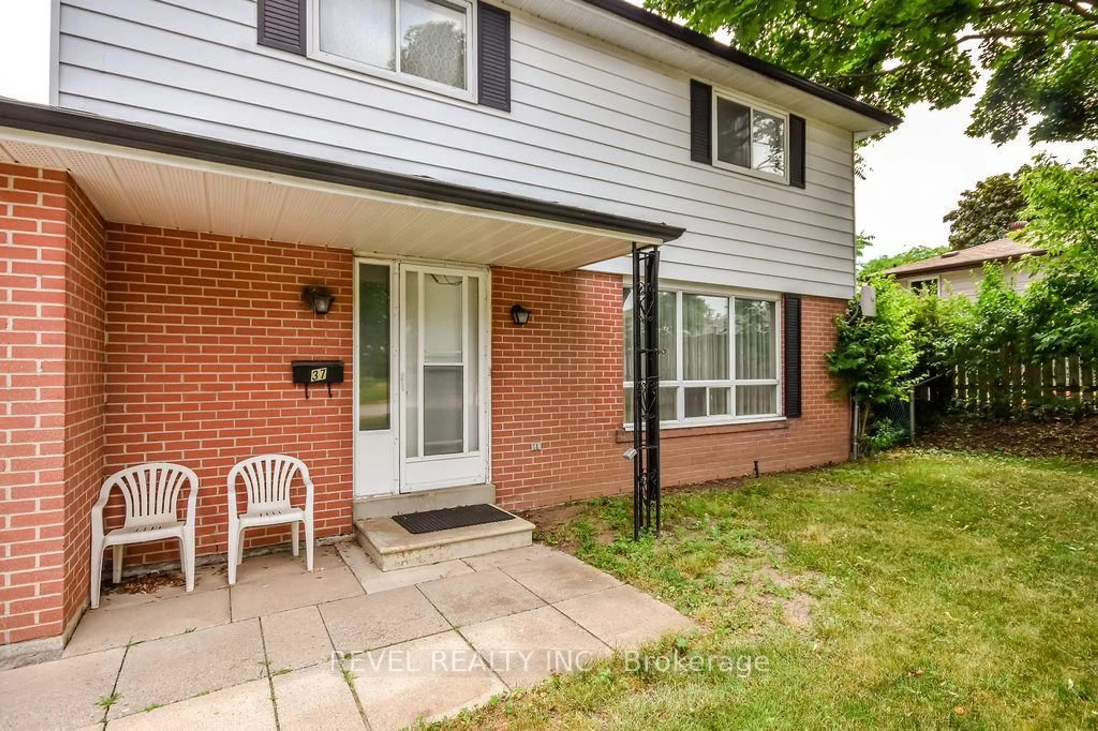 Home with brick exterior material, street for 37 Broadmoor Ave, Barrie Ontario L4N 3N3