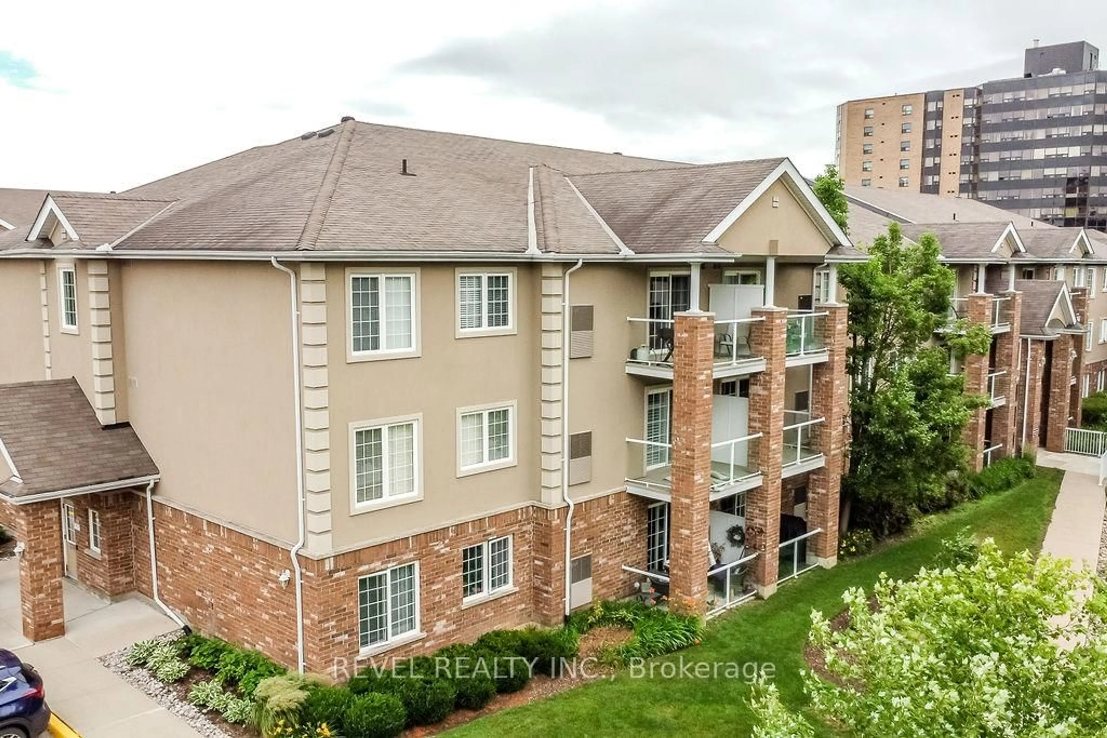 A pic from outside/outdoor area/front of a property/back of a property/a pic from drone, unknown for 39 Coulter St #14, Barrie Ontario L4N 6L9