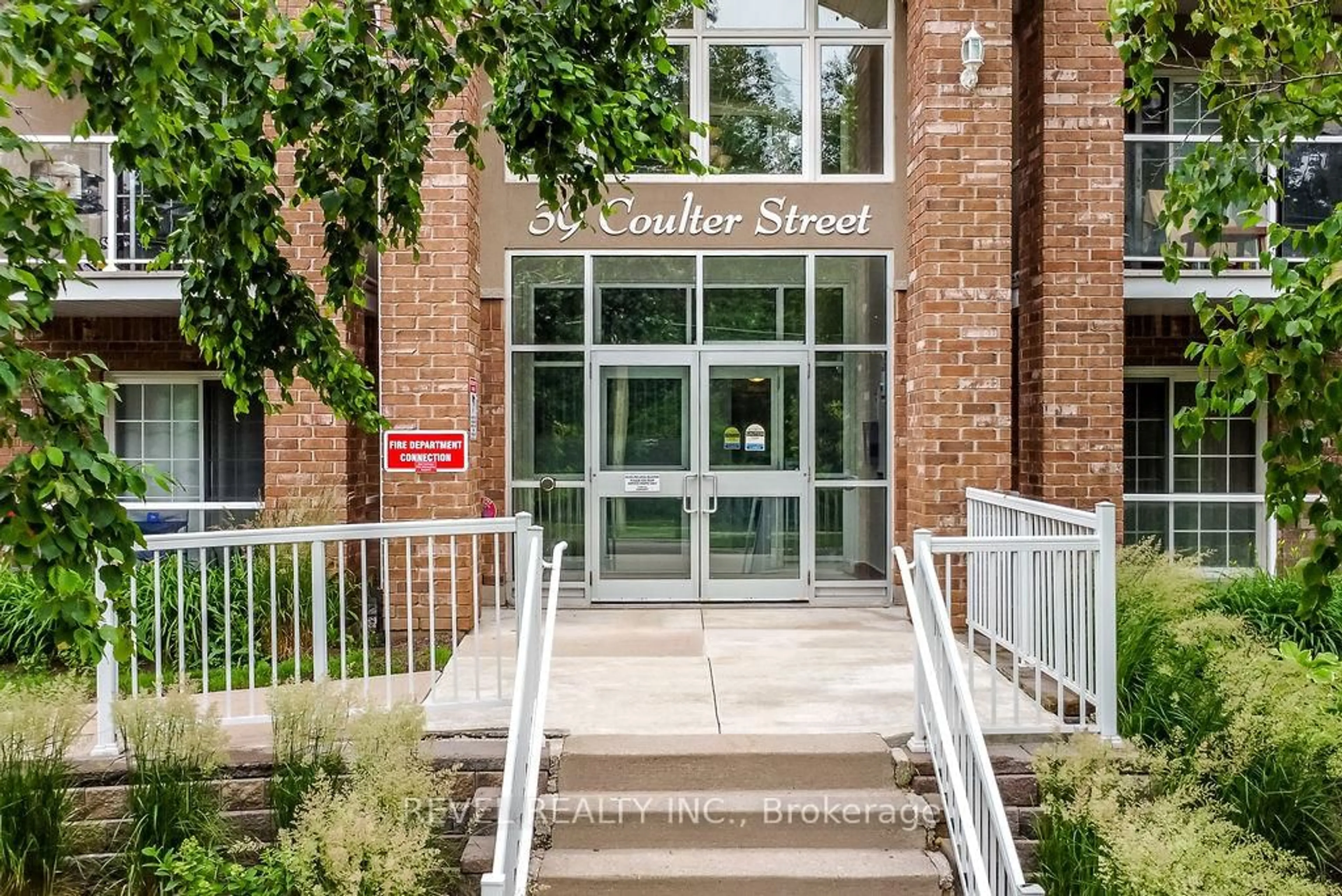 Indoor foyer for 39 Coulter St #14, Barrie Ontario L4N 6L9