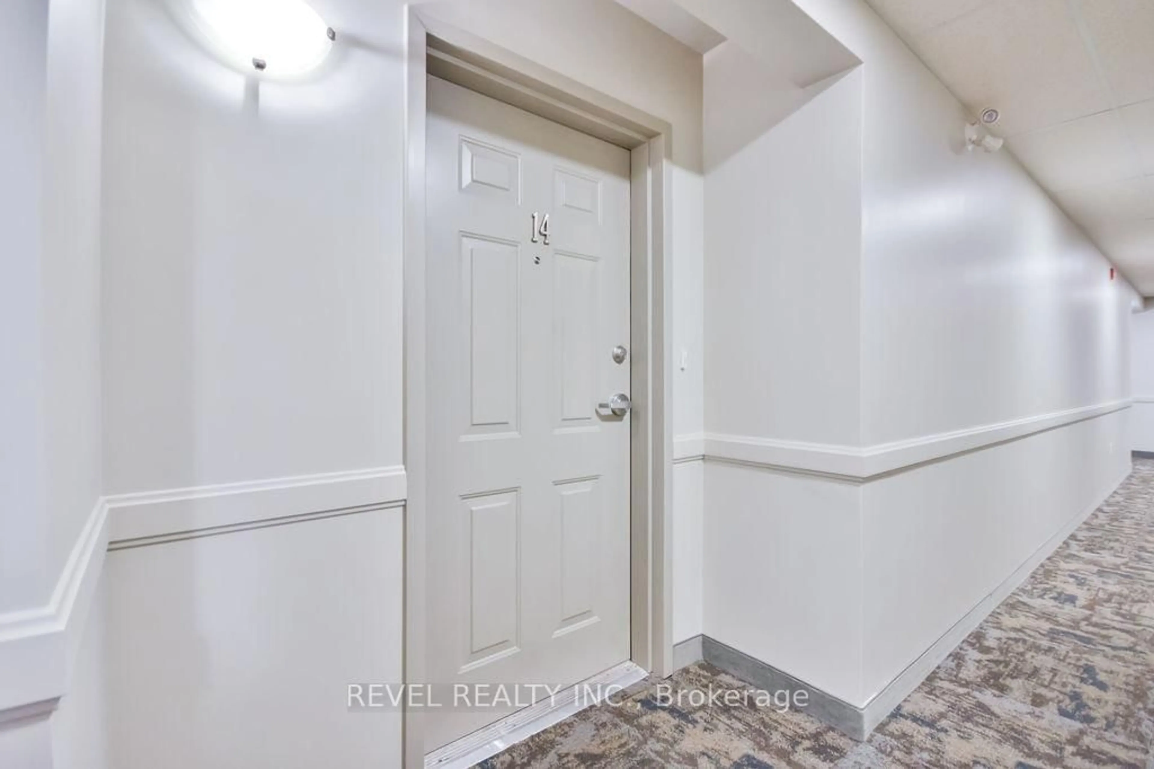 Indoor entryway for 39 Coulter St #14, Barrie Ontario L4N 6L9