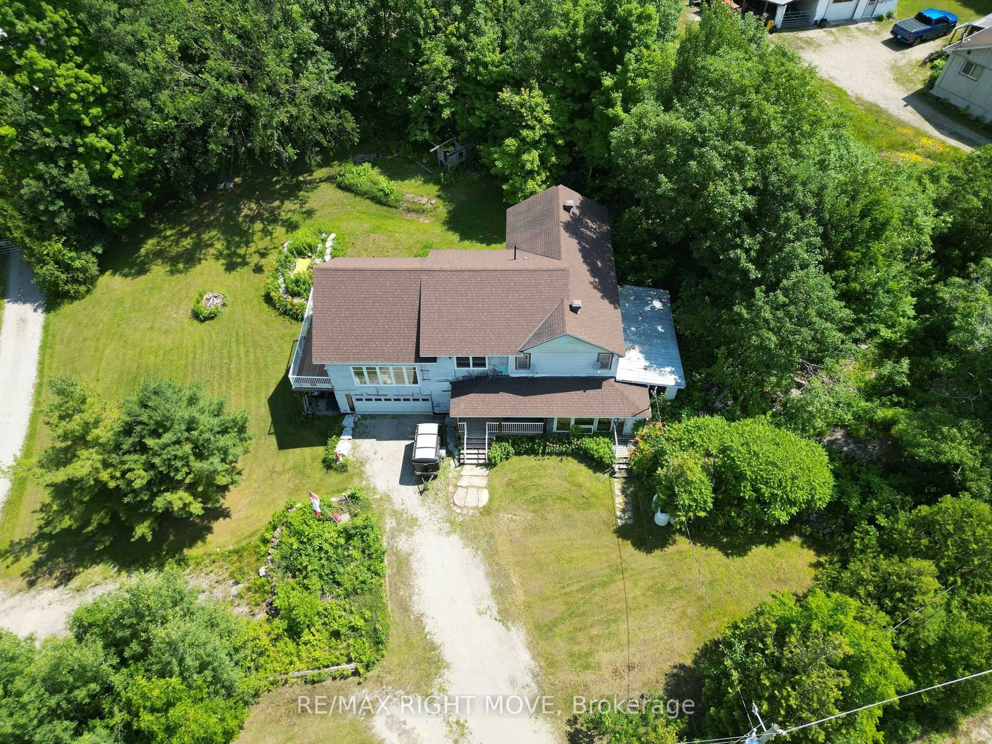 A pic from outside/outdoor area/front of a property/back of a property/a pic from drone, unknown for 1894 Henry's Landing, Severn Ontario L0K 1E0