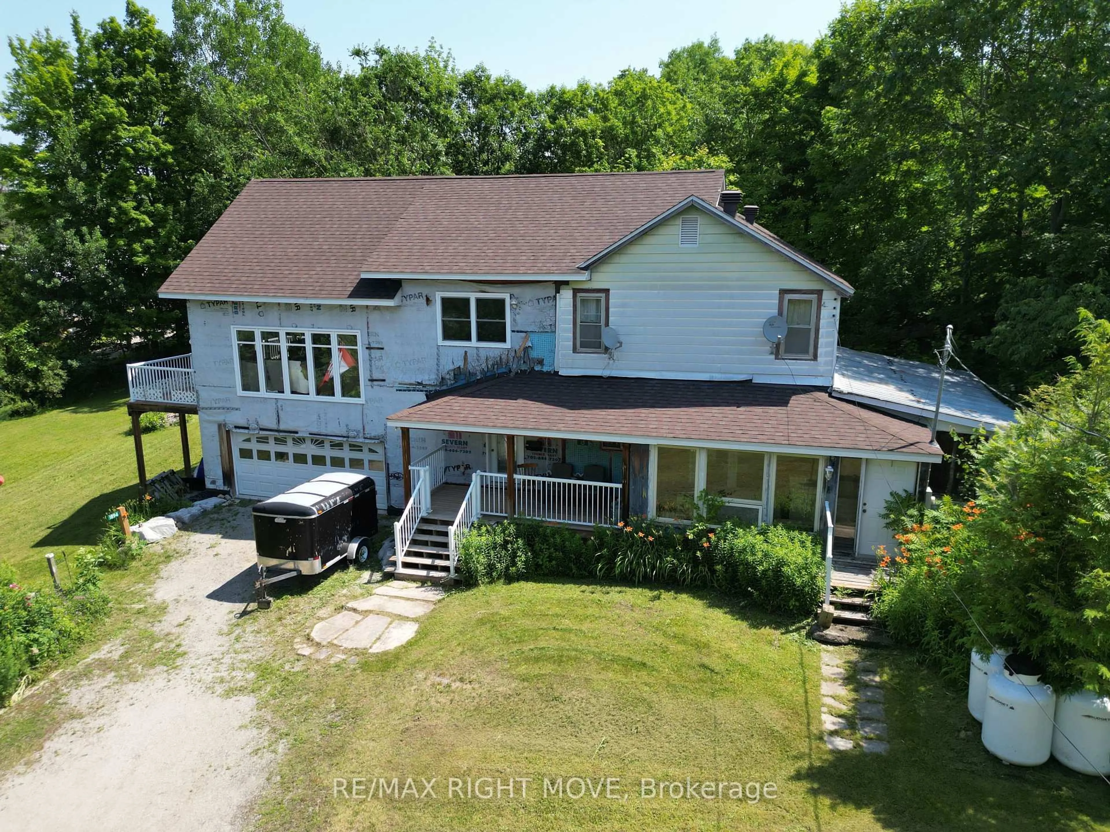 A pic from outside/outdoor area/front of a property/back of a property/a pic from drone, unknown for 1894 Henry's Landing, Severn Ontario L0K 1E0
