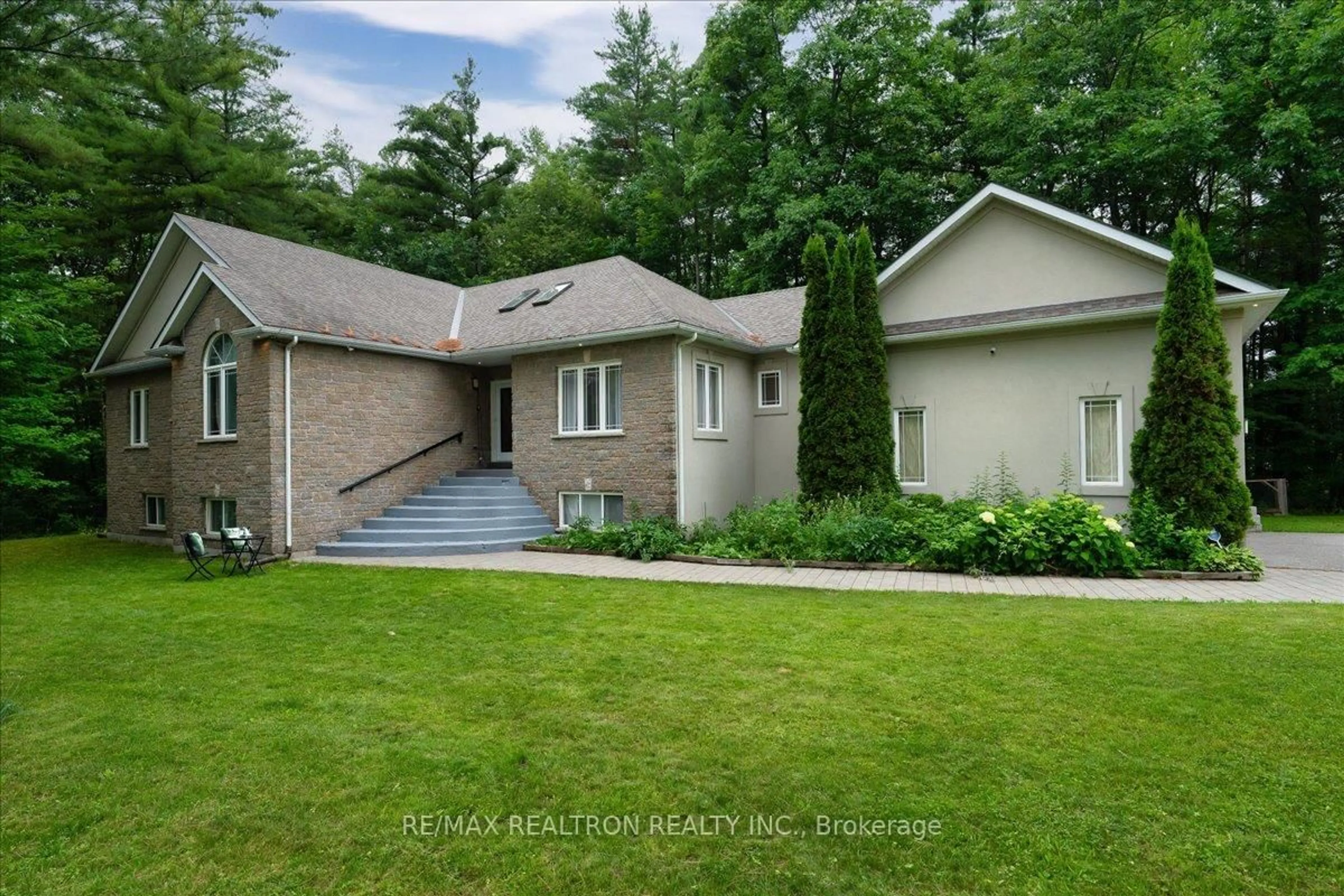 A pic from outside/outdoor area/front of a property/back of a property/a pic from drone, unknown for 68 Stocco Circ, Tiny Ontario L0L 2T0