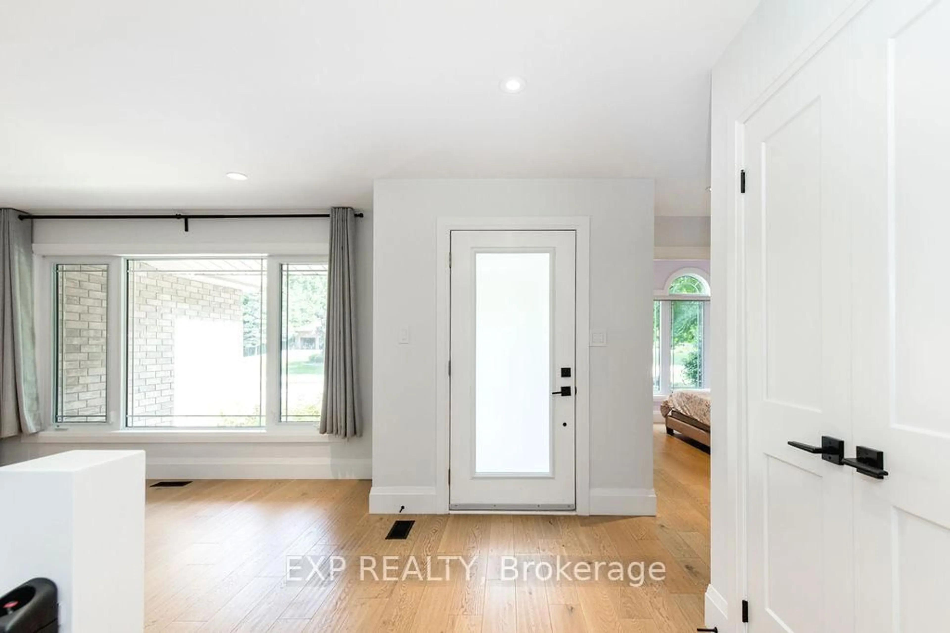 Indoor entryway for 37 Paddy Dunns Circ, Springwater Ontario L4M 6L9