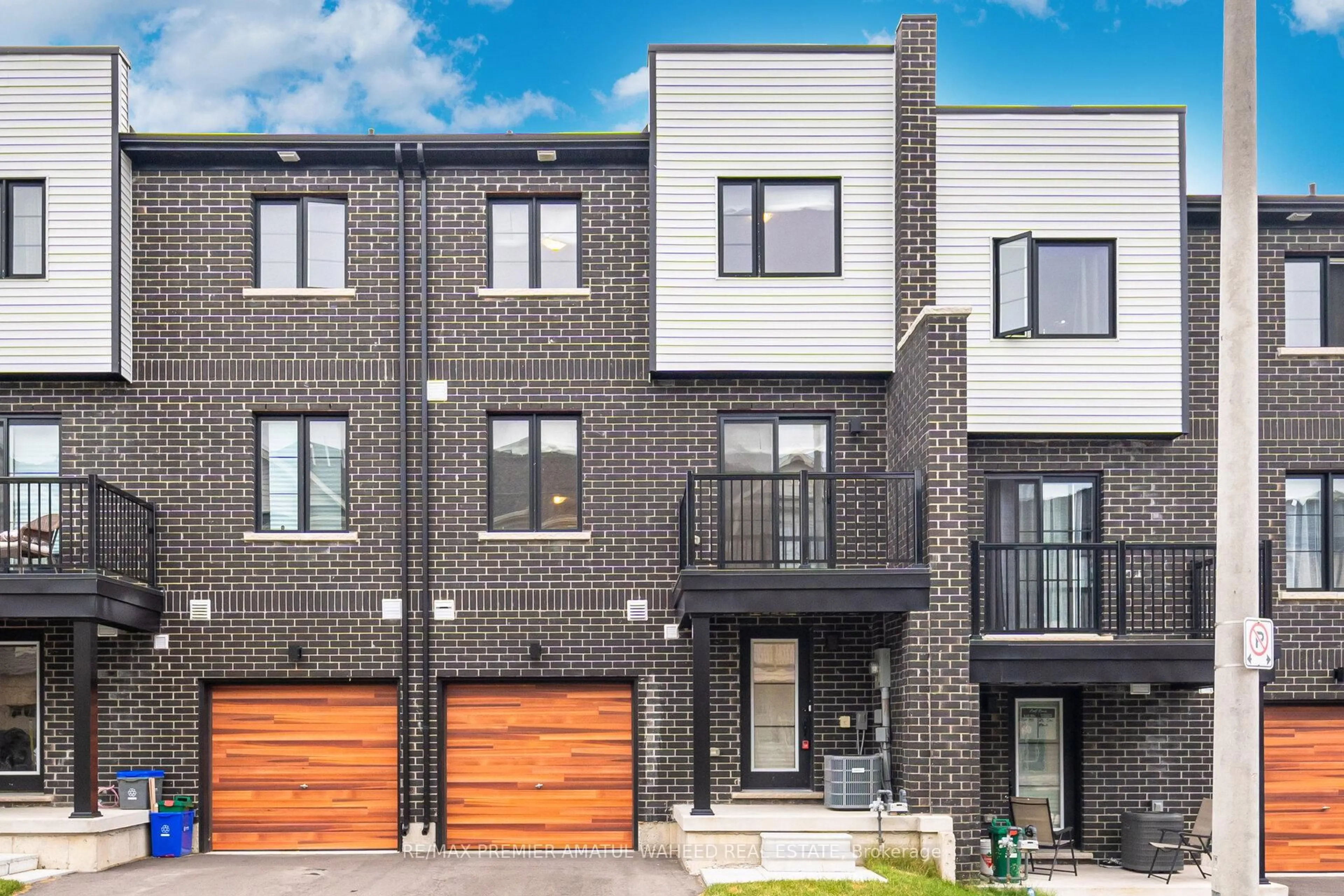 Home with brick exterior material, street for 23 Silo Mews, Barrie Ontario L9J 0C2
