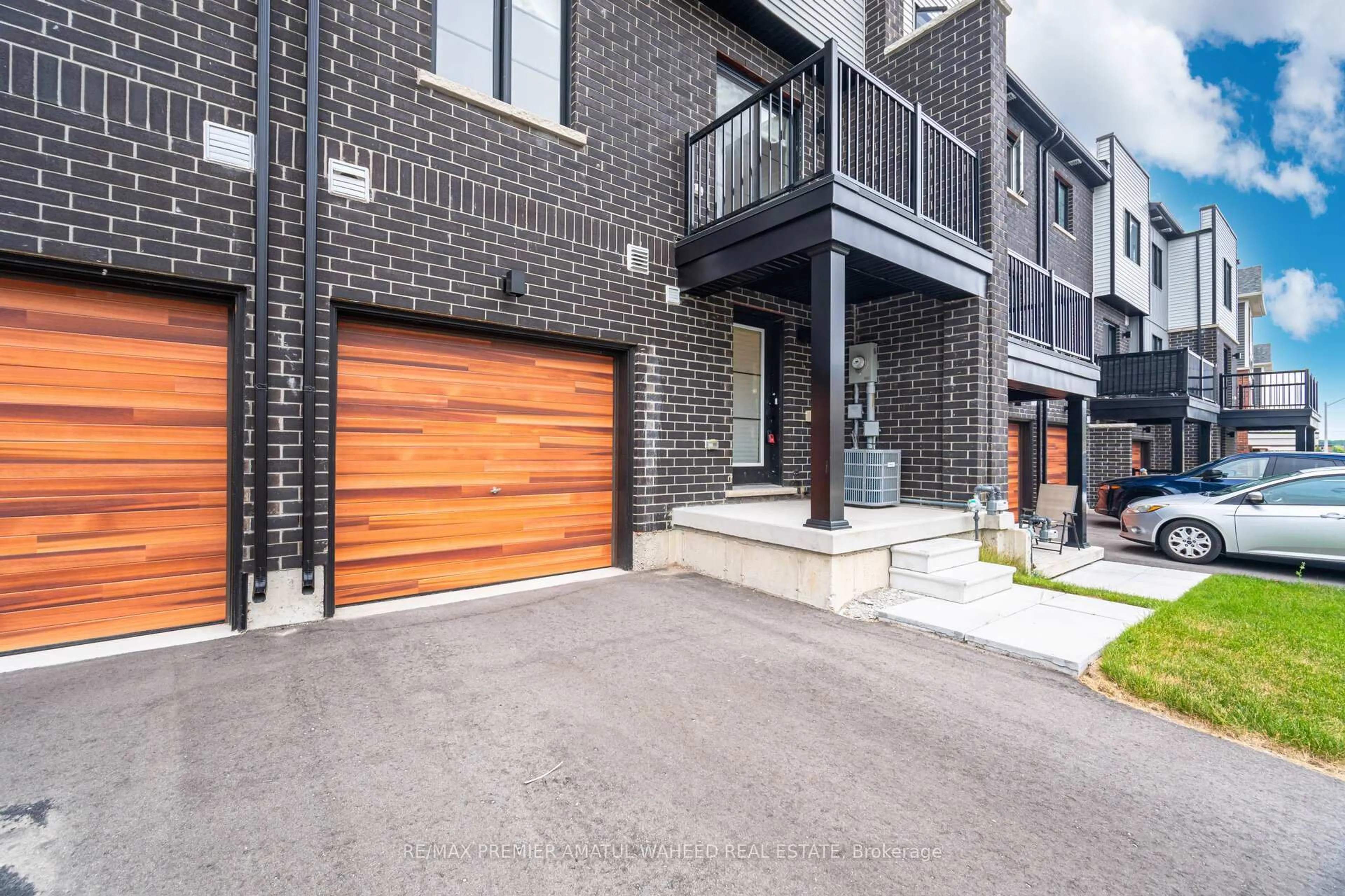 Home with brick exterior material, street for 23 Silo Mews, Barrie Ontario L9J 0C2