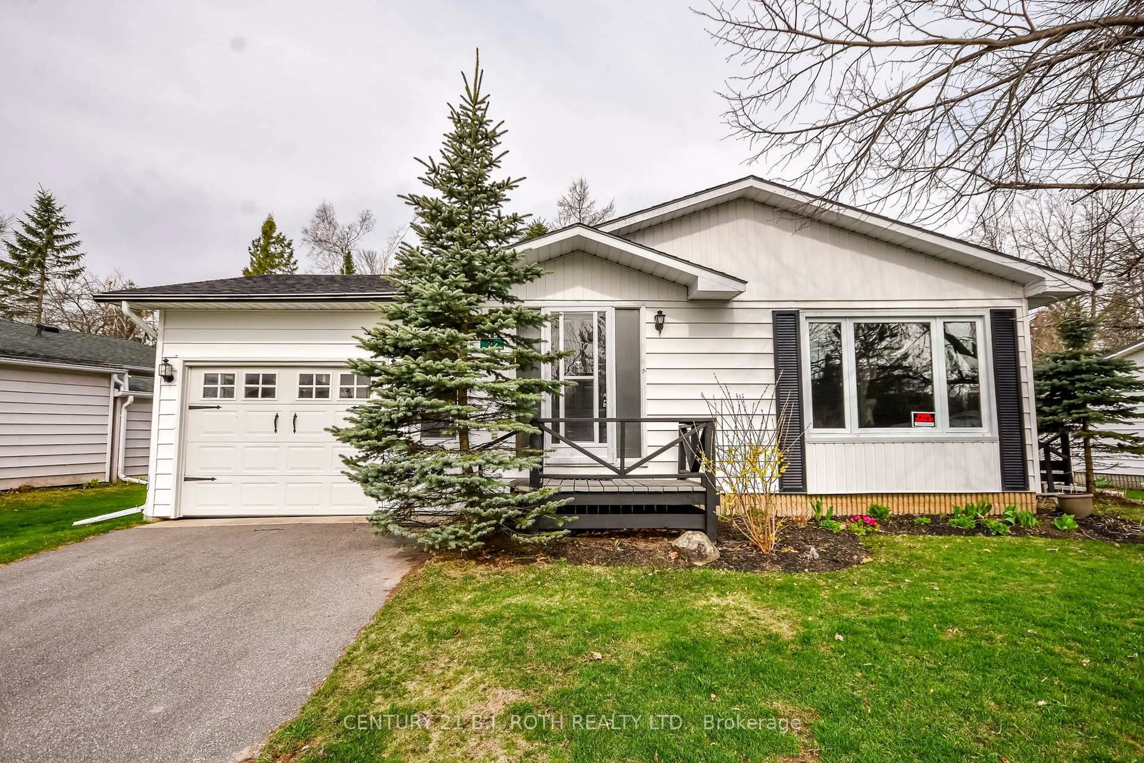 Home with vinyl exterior material, street for 22 TAMARACK Dr, Oro-Medonte Ontario L0L 1T0