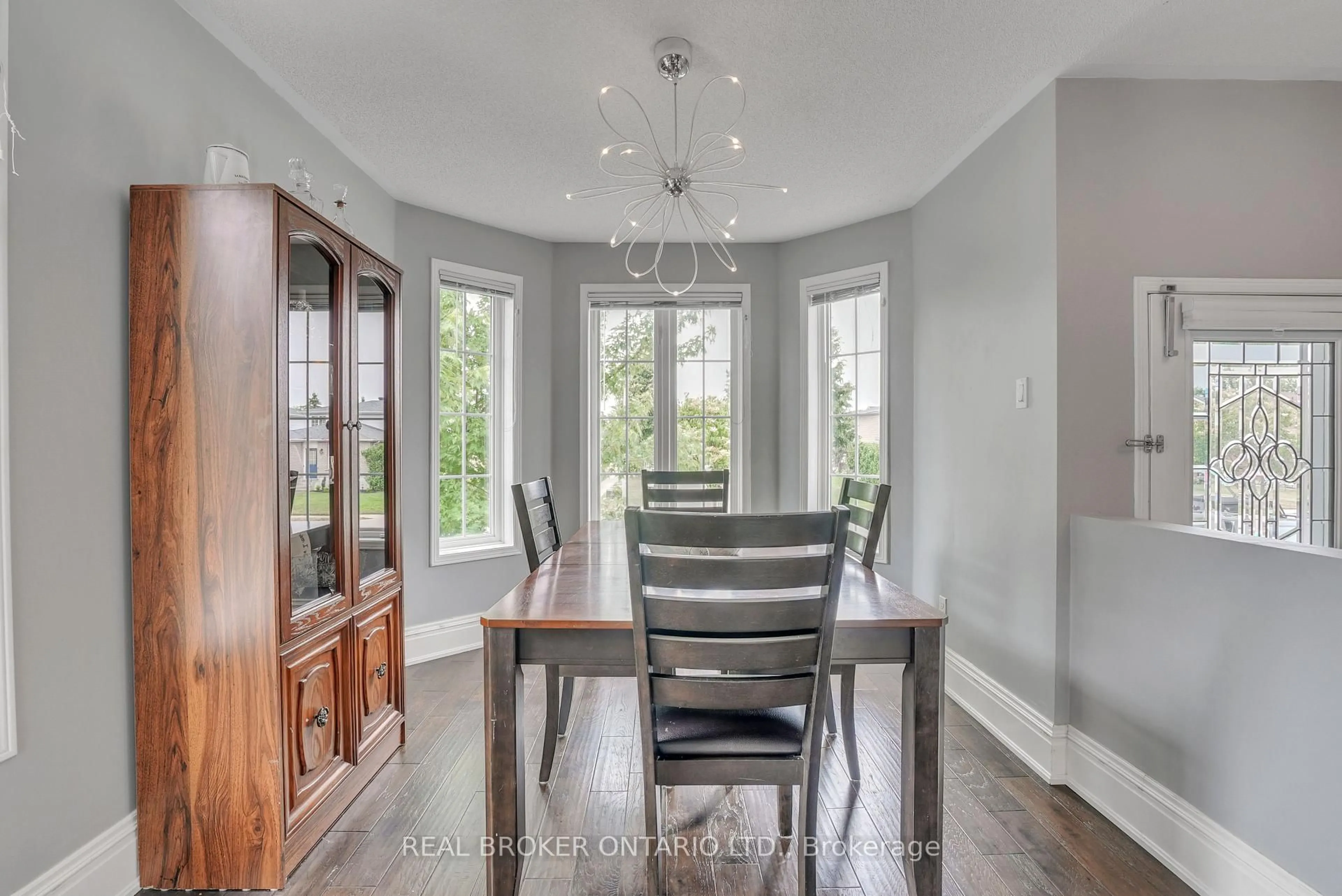 Dining room, wood/laminate floor for 16 Victorway Dr, Barrie Ontario L4N 9K9