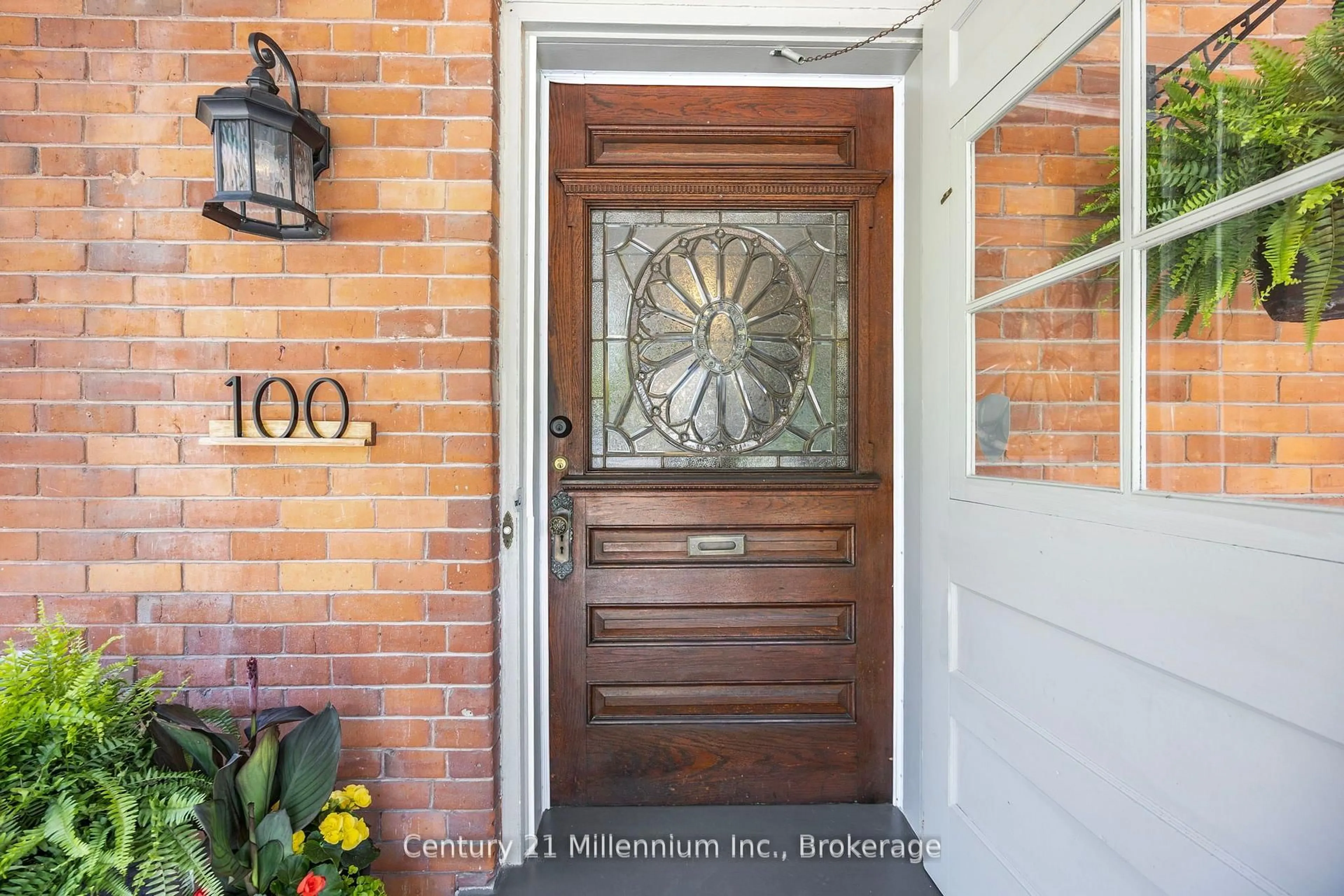 Indoor entryway for 100 Matchedash St, Orillia Ontario L3V 4T8