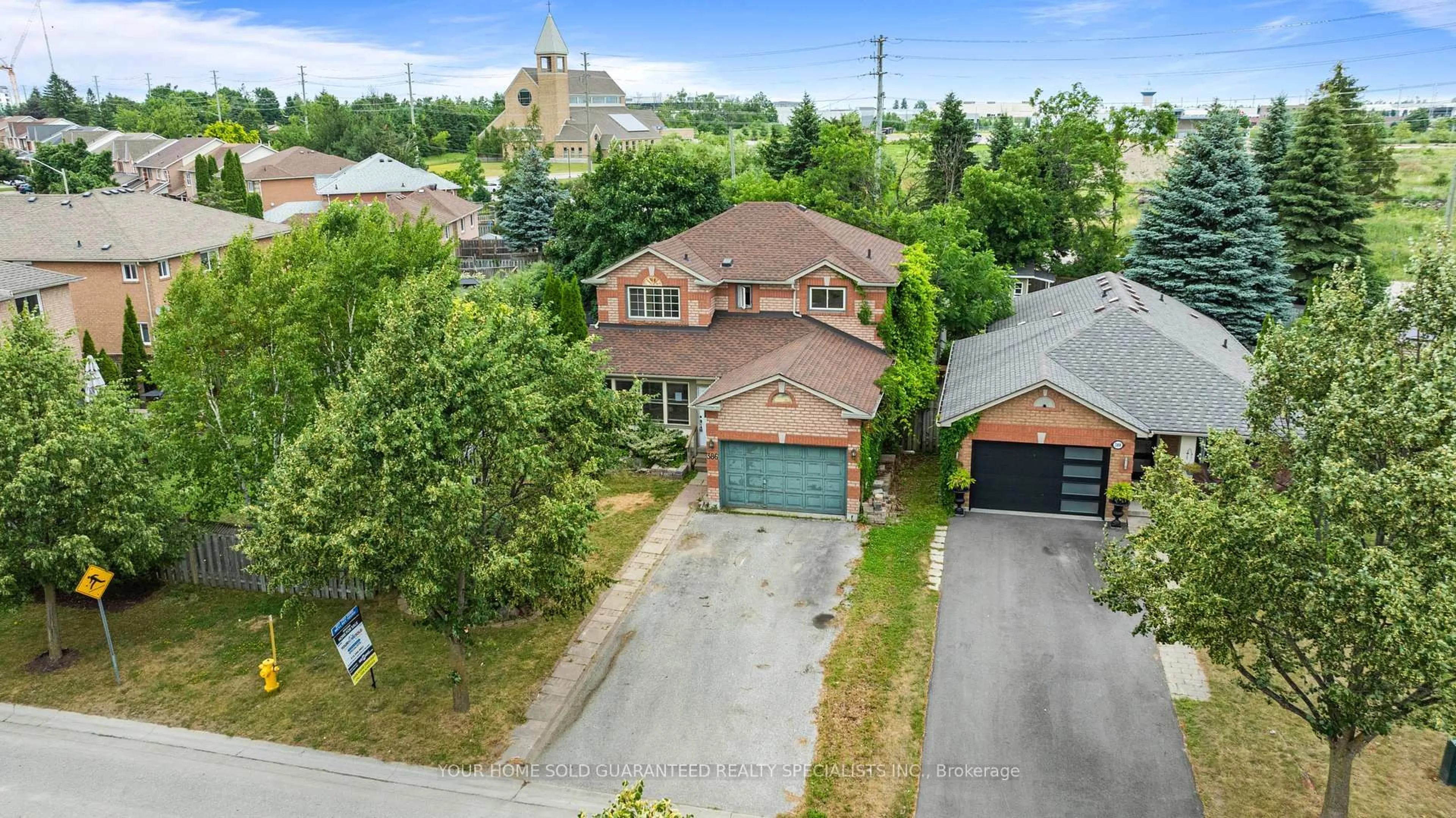 A pic from outside/outdoor area/front of a property/back of a property/a pic from drone, street for 386 Emms Dr, Barrie Ontario L4N 8J3