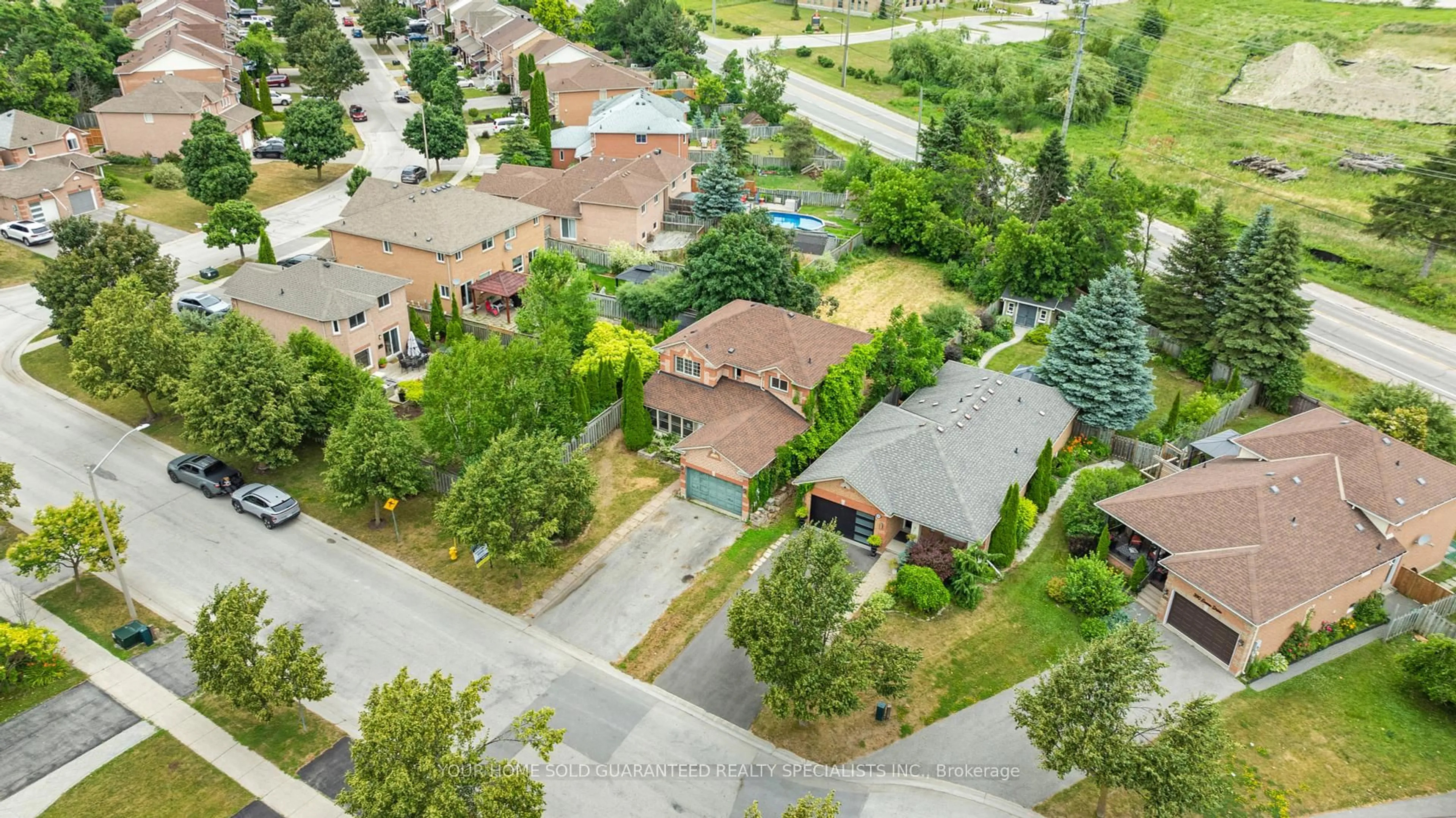 A pic from outside/outdoor area/front of a property/back of a property/a pic from drone, street for 386 Emms Dr, Barrie Ontario L4N 8J3