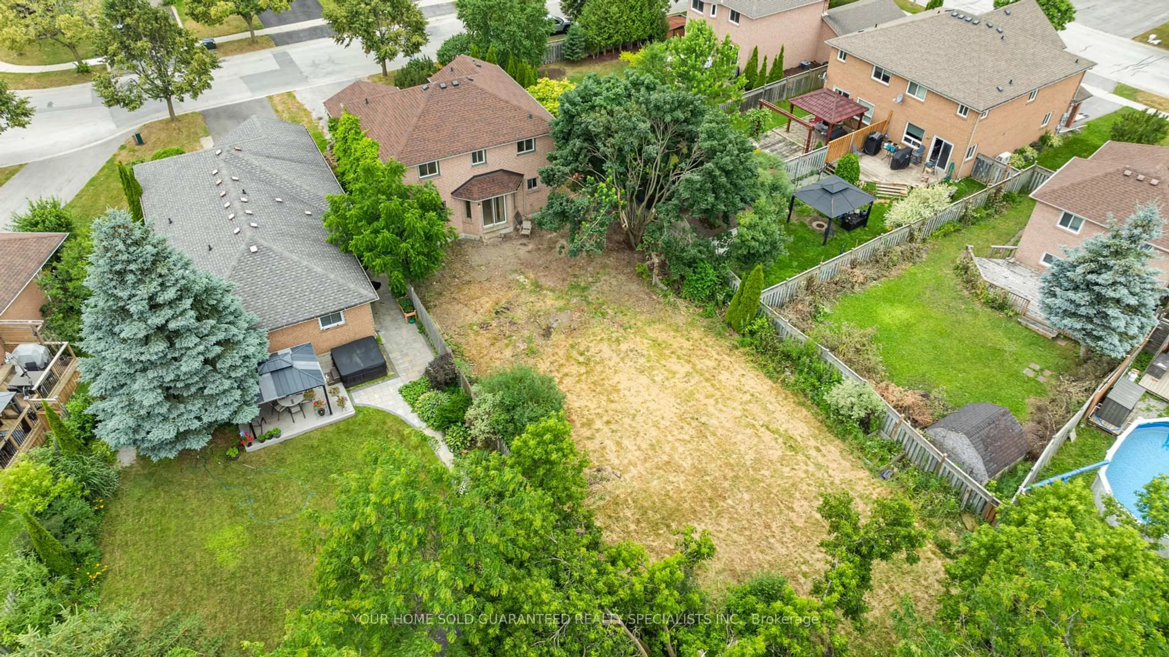 A pic from outside/outdoor area/front of a property/back of a property/a pic from drone, street for 386 Emms Dr, Barrie Ontario L4N 8J3