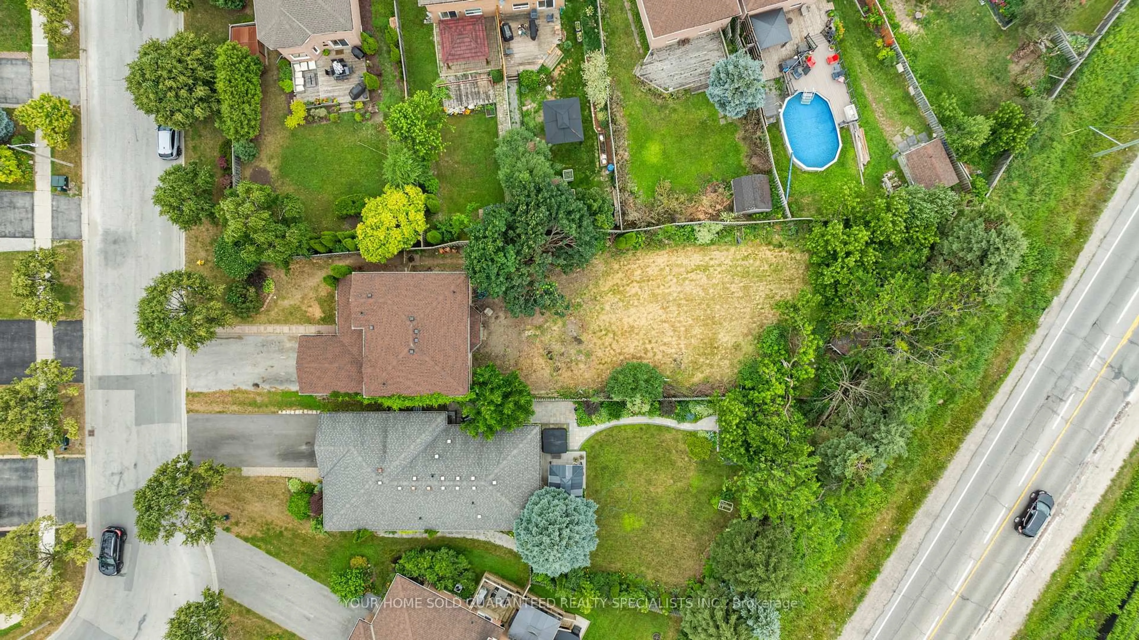A pic from outside/outdoor area/front of a property/back of a property/a pic from drone, street for 386 Emms Dr, Barrie Ontario L4N 8J3