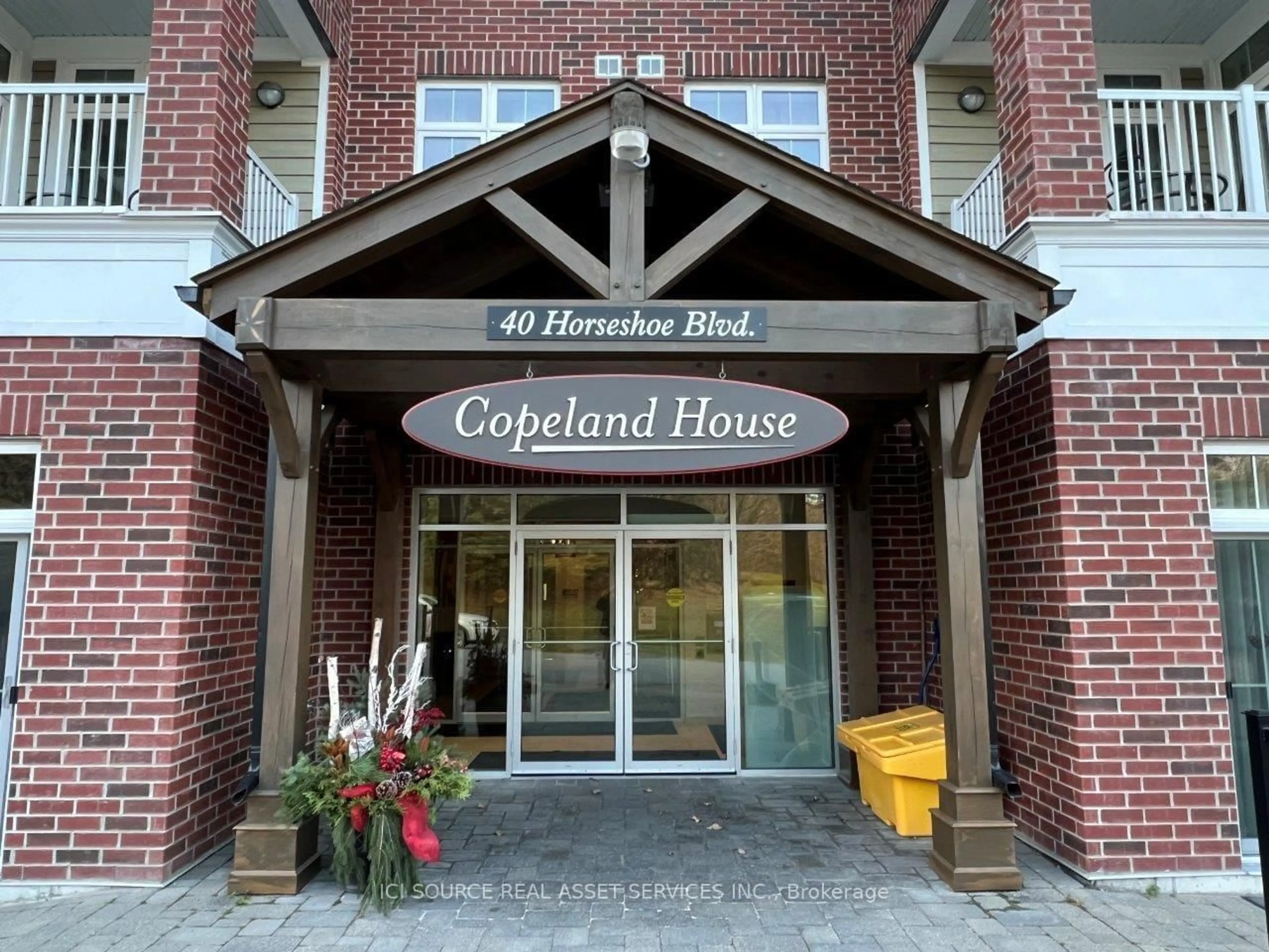 Indoor foyer for 40 Horseshoe Blvd #405, Oro-Medonte Ontario L4M 4Y8