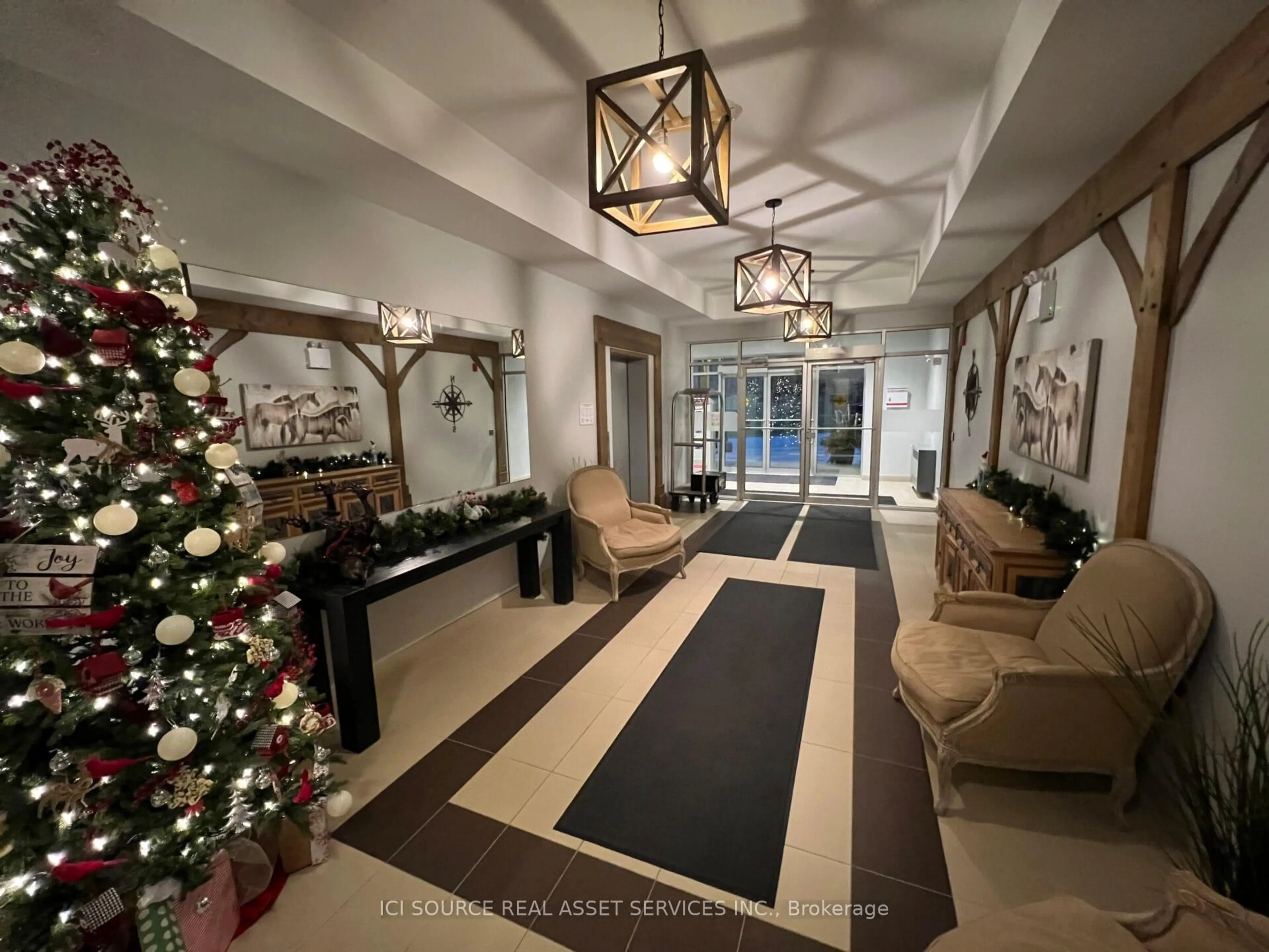 Indoor foyer for 40 Horseshoe Blvd #405, Oro-Medonte Ontario L4M 4Y8